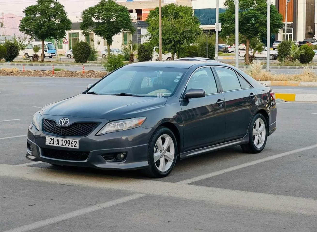 سلاو بەناوی خوای گەورە 
تۆیۆتا کامری مۆدیل 2010
مواسەفات SE 
بیلاد سپۆرتی ئەمریکی 
سەیارەکە بێ بۆیاخ بێ پارچە گۆراو کرانەوە 
بێ کاڵبونەو تەرزە کوت هەموو ئیرباگەکانی شەریکەیە 
تەنانەت شانەکانشی تیاتی 
یەک دوو جێ ساردی هەیە دەسکاری نەکراوە سەیارەکە 2010
بای خۆی وردەی ئەبیت 
 گێڕو مەکینەو تەبریت و کارەبای بەشەرت 
سریڤزی عامی بۆ کراوە 
چوار تایەو ویلی لۆکی لەسەرە 
بەردی سالۆنسا و هەموی بەشەرت گلۆپی مەکینە ئیشناکات 
تەحویل و خرامە بەشەت 
کۆبۆنی بەنزینی هەیە 
ماوەی رۆشتنەکەی 181 km رۆشتوە 
سعری:١١٤ گڵاو مەجال 
ژم:*********** 
شوین:سلیمانی 

تکایە هەموو زانیاریکم نوسیە هەزت لە مالەکەیە ڤیدۆ و رەسمی زیاترم لایە نامەبنیرە لە خزمەتام السليمانية, العراق

