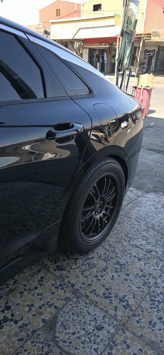 كيا K5 EX Premium  🔥
للبيع K5 EX Premium ✨
سيارة أنيقة، اقتصادية، ومواصفاتها عالية جداً، واللي يعرف بالـK5 يعرف قيمة هالفئة 👌
💎 المواصفات: • محرك 1.6 Turbo  –  
• كير أوتوماتيك 8 سرعات
• كاميرات 360° محيطية 📸
• شاشة كبيرة 10.25 إنچ
 سستم صوت • Bose Premium Sound 🎵
• فتحة سقف بانوراما 🌙
• كراسي جلد كهرباء
• تدفئة وتبريد الكراسي الأمامية
• ذاكرة كرسي السائق
• شاحن لاسلكي 📱
• دخول وتشغيل بصمة
• Remote Start
• مثبت سرعة ذكي
• حساسات أمامية وخلفية
• Apple CarPlay / Android Auto
• تايرات 18 إنچ
• داخلية بيج/أبيض فخمة جداً 🤍
📌  — فئة EX Premium 📌 VIN: 
🔥 بهالمواصفات قليلة بالسوق، والداخلية البيضاء تخليها مميزة اكثر 
(( السيارة عليها تايرات مشلن جديده تخم وعليها ويل كب ياباني اصلي مكينه جديده بالكارتون ستوني شادها يعني السيارة كلش جديده تجي وتشوف بعينك حادثهاا موضح بالصور قطعتين كلير  )) 
*********** رقمي وتساب موجود مكاني البصرة
السعر 158  رقم اربيل باسمي

