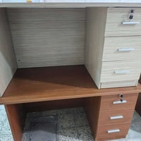 ميز مكتبي • نظيف • توصيل