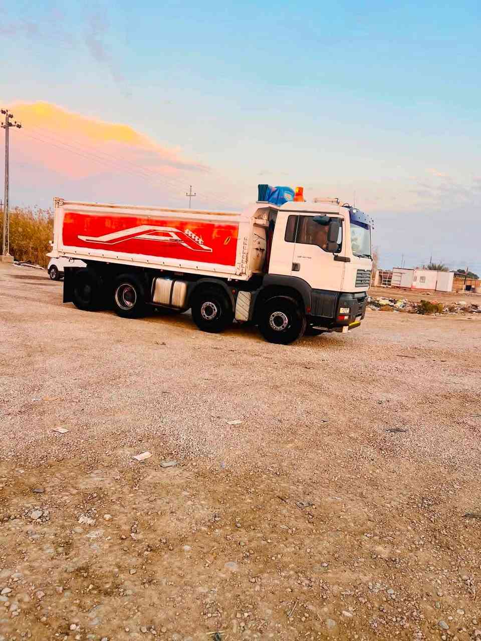 للبيع مان موديل 2004 ايطالي رقم واسط 3 لوحات بسمي سنوية ل 2030 قاطرة ومقطورة 
محرك 460 بم ونوزل 
مجموعة جي اف وربع
كير قمجي 221
مكفولة وجاهزة للشغل 
تنباع بس راس وتنباع كلها  
السعر كلها 600
بس راس 450
بيها مجال بسيط 
مكانها واسط الحفرية 
***********
