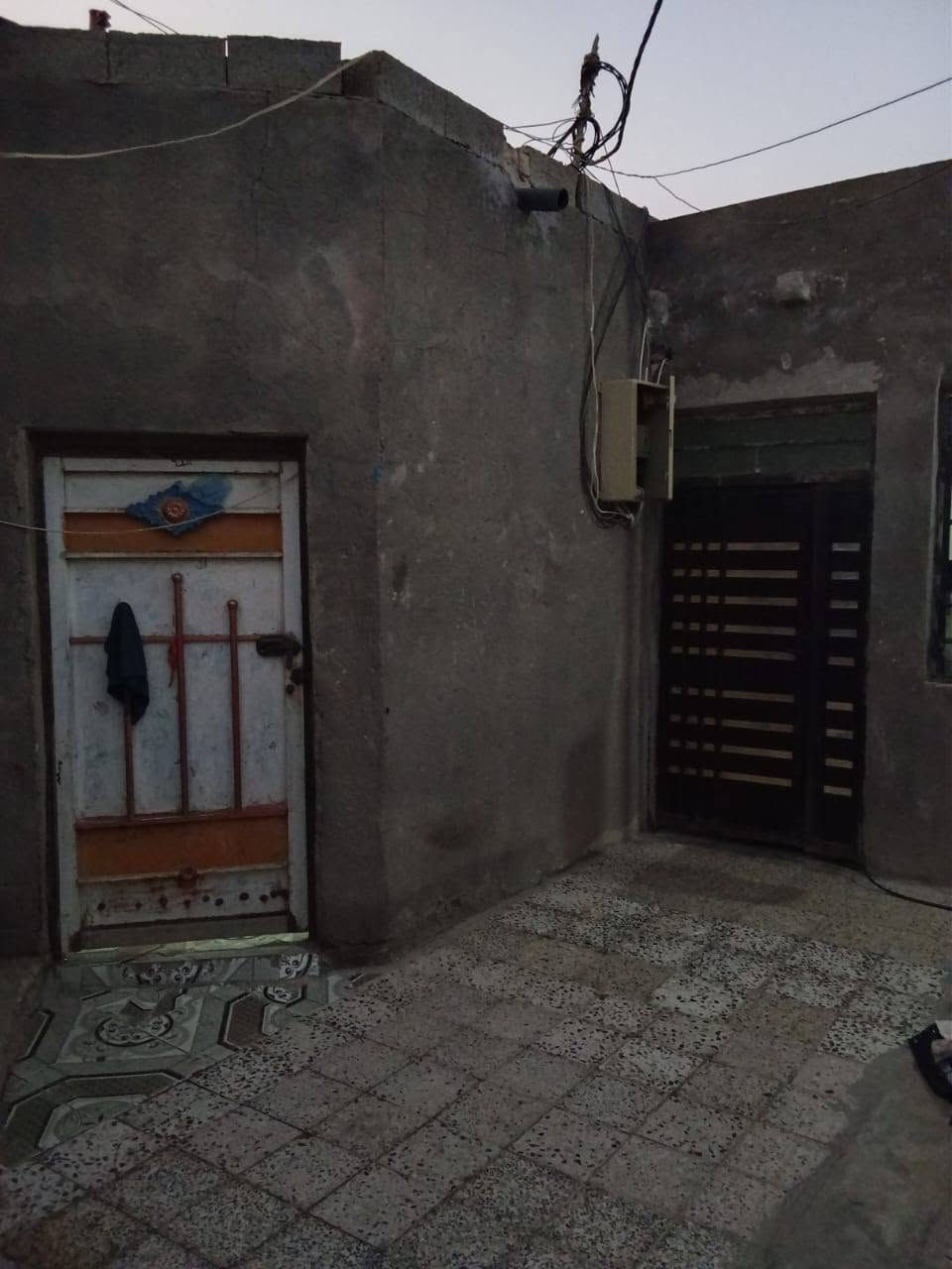 سلام عليكم بيت مساحه،200متر للبيع بحي العدس قرب جسر النعوميه،3غرف وصاله ومطبخ وديوانيه وصحيات كامل مكمل سعره 28وبيه مجال لاه تراسني تصل عله صاحب الرقم +***********
