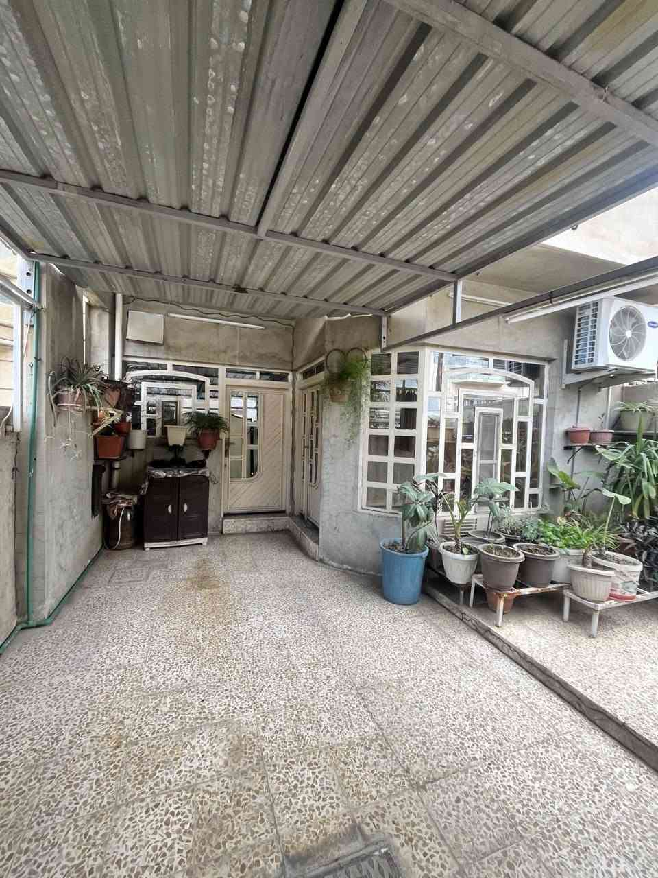 بيت 🏠 للبيع في منطقة الكندي الاولى
بيت للبيع منطقة الكندي الاولى قرب جامع الفردوس
مساحة الدار 150 متر
واجهة 6 / عمق 25
يتكون الدار من طابق ونص
الطابق الاول
يتكون من غرفتين نوم + استقبال + مطبخ + صحيات + مناور عدد 2
الطابق الثاني يتكون من غرفة وبيتونة
سند 2026
للاستفسار ***********
