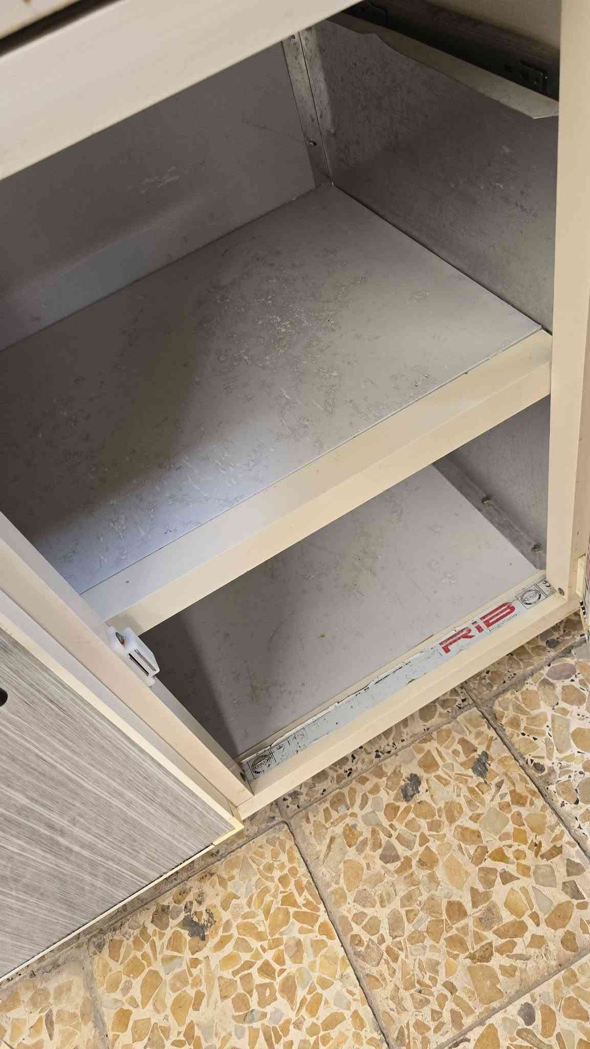 من رخصه الأدمن كاونتر سنك متر او٦٠سانتيم متصل تفصال تكمه شغل توصاه استعمال موسم واحد سعره ٣٥٠الف الشراي يتصل *********** ***********
