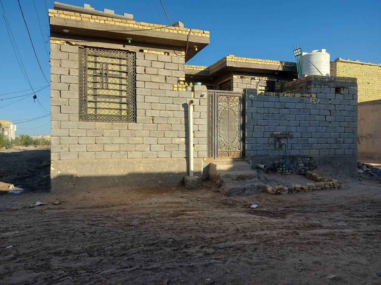 بيت للبيع مساحته 130 خلف المدرسه براعم الامل واتساب وتصال متوفر ***********
