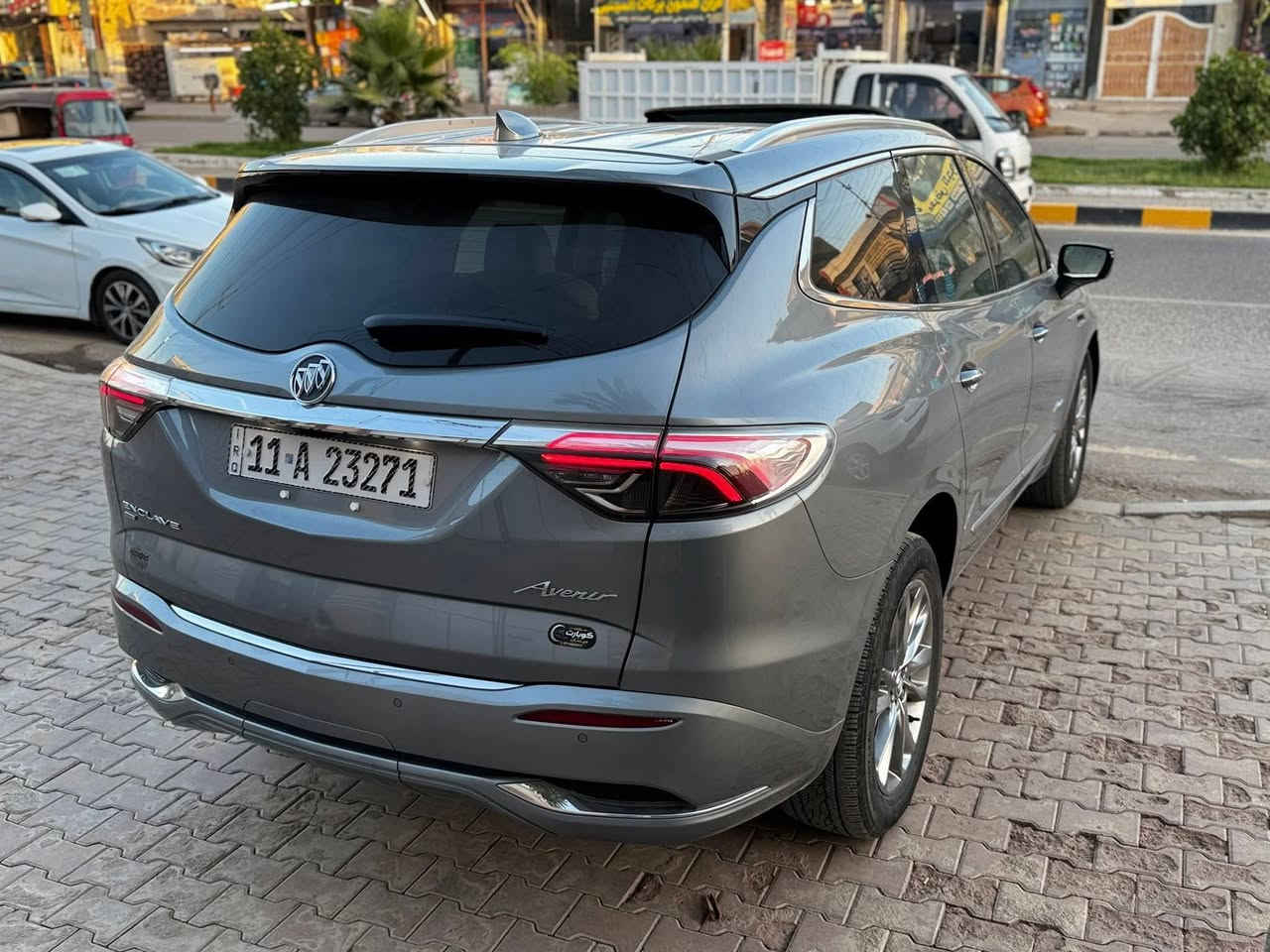 بيوك انكليف اڤينار 1/1 فول للاخير اعلى فئة فخر الصناعة الامريكية شركة GM
(مكينة وكير وحداديه وشاصي ترافيرس V6 3.6)
،، المواصفات ،،
موديل 2023
محرك 6 سلندر 3600 VVT تنفس طبيعي 
يشتغل بانزين عادي
بصمة تشغيل + بصمة ابواب 
مقاعد منفصلة ملكي 7 راكب 
مقاعد جلد + تدفئة وتبريد + مساج امامي + كهرباء 
طي المقاعد الخلفية كهرباء 
التحكم بالمقود كهرباء + تدفئة بالمقود 
رادار امامي تفاعلي  + خلفي + جانبي نقاط عمياء + تنبية اهتزاز مقعد السائق عند الاقتراب من السيارات والاشخاص 
5 كامرات محيطية
فتحة سقف عدد ٢  
حساس امامي + خلفي 
صندوك كهرباء + استشعار الفتح عند الاقتراب 
تشغيل عن بعد 
داتو شو عرض بالجامة الامامية 
تحكم فول 
انظمة قيادة متعددة 
فور ويل 4×4
لايت زنون عالي ناصي + لد نهاري + بك لايت لد
كير دكم 9 نمر 
هندبريك دكمة 
نزول الجام وصعودة بالريمونت
انارة داخلية + اشارة ترحيب بيوك
تبريد 3 قطع ثلج 
ويل كب مقاس 20انج
وبعد بية مواصفات هواي 
السيارة رزانة وعزل ممتاز جدا 
رقم بغداد بسمي 
حادثهة موضح بالصور  بدون تبديل فقط صبغ الجزء المتضرر من البنيد  
السيارة ماشية30 الف ميل 50 الف كيلو 
للاستفسار *********** بيع او مراوس بسعر اقل
