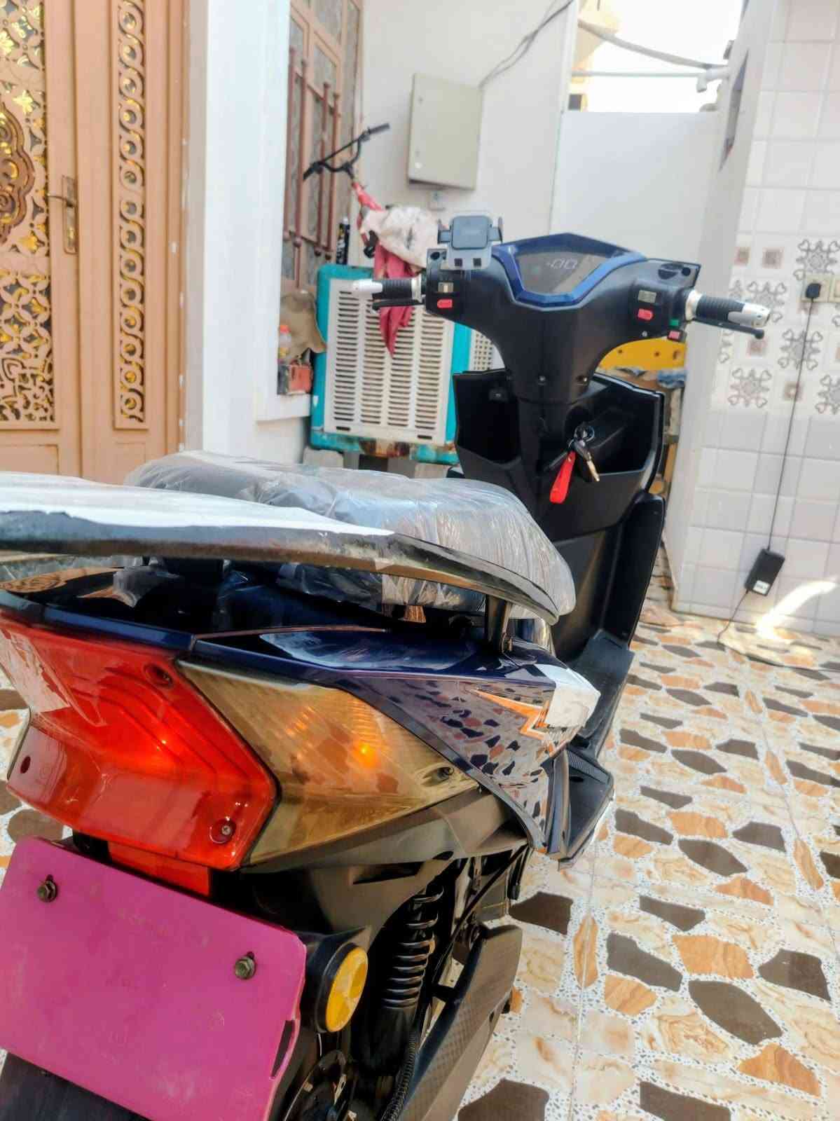 ---

*السلام عليكم*

دراجة شحن للبيع نوع *سكنس الأخوين - SUPER SUNNY*
*6 بطاريات - فول عالفحص 🔋*

*المواصفات:*
✅ 6 بطاريات فول عالفحص
✅ بريك خلفي شغال 100%
✅ لايت عالي ناصي شغال
✅ عداد شغال
✅ 4 سرع
✅ كهربائيات كلها شغالة
✅ اشاير يمنى ويسرى شغالة
✅ دراجة زيرو - نظيفة

*السعر: 500 ألف دينار*

*رقم الهاتف: ************
*المكان: الفلوجة - 

-
