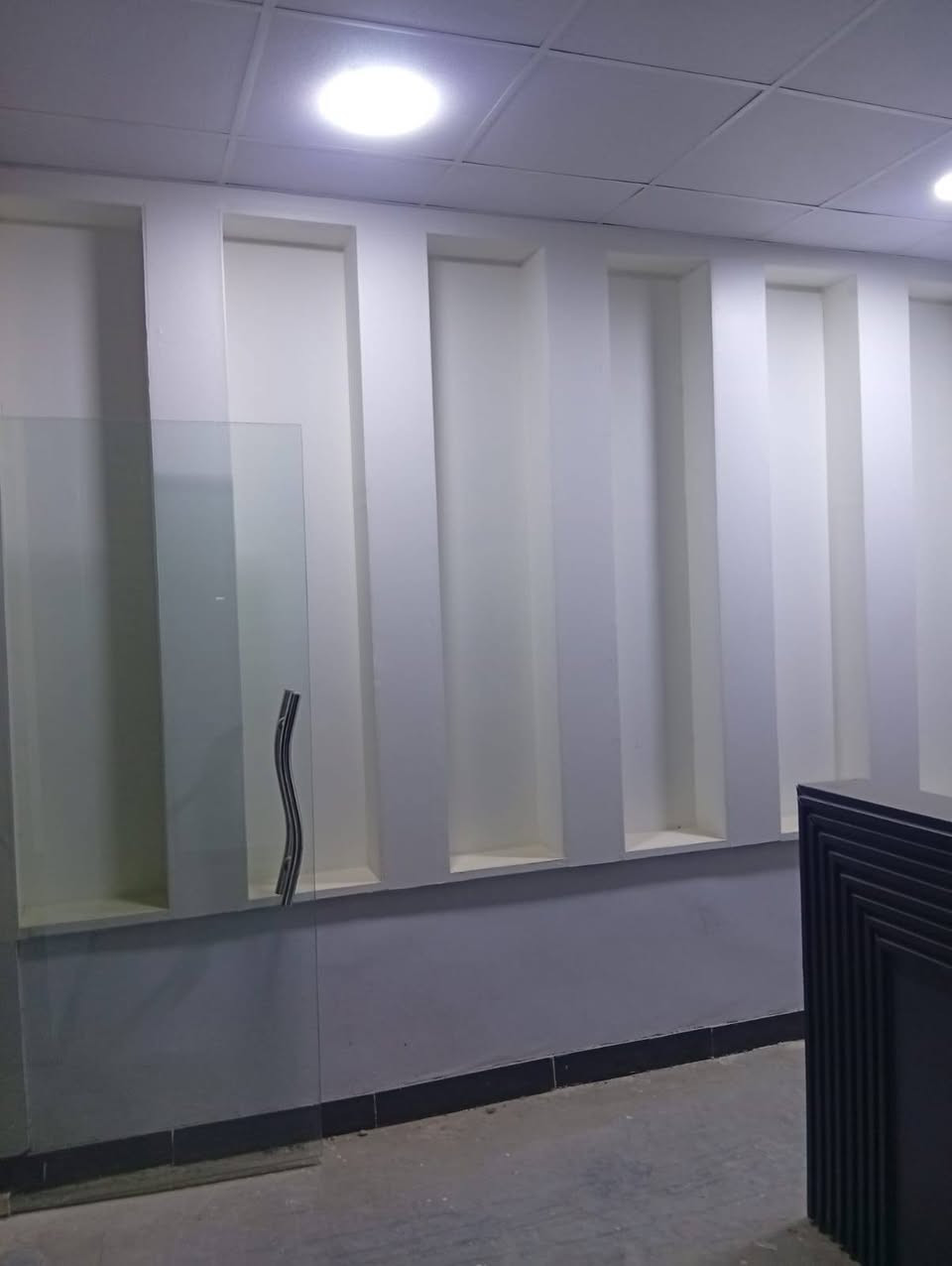 السلام عليكم ارض مساحتها  10300 متر. مساطحه 15 سنه وقابله للتجديد  وتساب *********** للبيع
