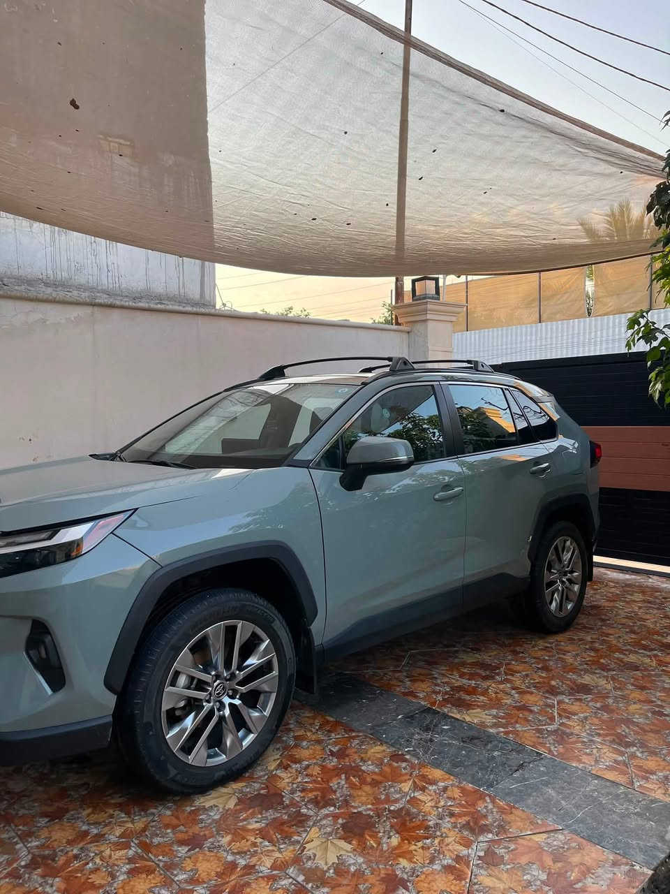 راف فور مديل 2023    السعر 220. ورقه بيه مجال
Toyota rav4 Hybrid 6     black edition 

   Four wheel

فل كامل فتحة ب  3 حركات كرستال 

الموديـــــــــــــل    : 2023 رقم الشاصي موجود بالفيديو

عدد الاسطوانات (سلندر) : 4 

سعة المحـــــــــــــــــــرك : 2500 سي سي

 نوع ناقل الحركة اوتوماتيكي 

المسافة المقطوعـــــــــة :37454كيلومتر

اللون الخارجــــــــــــــــي :   سمنتي

اللون الداخلــــــــــــــــــي : غرفة جلد  اسود
 

المواصـــــــــــــــــــفات :-  

فتحة كرستال ثلاث حركات 

5 كامرات 360 درجه

داش كام من شركة تويوتا

حساس امامي

مانع تصادم امامي

حساس خلفي

مانع تصادم خلفي

فــــــــــــــــــرش جلد اصلي 

شاشــــــــــــــــــــــة  كبيرة JBL 

سيستم صوت سماعات JBL

كشن السائق كهرباء ميموري

مقاعد امامي حامي  

كامره امرايه الوسط

مرشات جانبيه

استيرين تدفئه

كشافات

كامــــــــــــــــــــــيرا خلفية

كامره اماميه

صندوق خلفي كهرباء مع خاصية الفتح QUICK RAPIDE يسمو فتح صندوك ابو چلاق

تحديد المسار على الطرق

Auto hold 

اضواء Led اصلي

هاند بريك كهرباءفي

بصمـــــــــــــــــــــة تشغيل 

بصمة ابواب عدد 5  

مصـــابيح امامـــية AUTO  

تحــــــــكم كامل من الستيرن

جـــــــــــــــــــــــــنط 18سبورت بكج  

خاصــــــــــية الثبات الالكتروني 

المكابح مانــــــعه للانزلاق ABS  

عدد12 من الوسائــــــــــد الهوائية 

راديو / مسجل MP3 / مشغل CD USB ,,,,,, AUX ,,,,, BLUETOOTH

والعديد الاضفات اخرى

السياره مبدل بيه بنيد وجاملغ. صبغ نفسه 

***********  
وتساب متواجد
