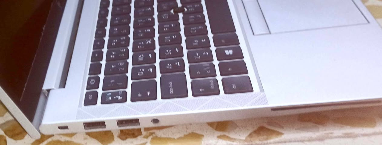💻 للبيع لابتوب HP EliteBook 840 G8 – بحالة الوكالة (نظافة 99%) 💻
السلام عليكم.. معروض للبيع لابتوب راقي جداً من فئة رجال الأعمال والمحترفين (Business Class)، الجهاز مستعمل قليل جداً وبحالة ممتازة للغاية، نسبة النظافة 99% ومحافظ عليه بشكل تام (بدون أي شخوط أو عيوب). الجهاز مثالي للمهندسين، المبرمجين، الطلاب، وأصحاب الشركات الذين يبحثون عن الأداء العالي والمتانة.

⚙️ المواصفات:
- المعالج (Processor): جيل حادي عشر متطور من نوع Intel Core i5-1135G7 بسرعة أساسية 2.40 GHz وتصل إلى 2.42 GHz. يوفر كفاءة عالية وسرعة فائقة في معالجة البيانات والبرامج الضخمة.
- الذاكرة العشوائية (RAM): بسعة 16 GB. تضمن لك سلاسة تامة في التنقل بين البرامج وتشغيل مهام متعددة بنفس الوقت بدون أي بطء أو تعليق.
- ذاكرة التخزين (Storage): هارد فائق السرعة بسعة 512 GB SSD. يمنحك مساحة ممتازة لحفظ ملفاتك، مع سرعة إقلاع وتشغيل للنظام والبرامج خلال ثوانٍ معدودة.
- كرت الشاشة (Graphics): Intel Iris Xe Graphics بذاكرة مخصصة تبلغ 128 MB VRAM (ويأخذ بشكل تلقائي من الرام عند الحاجة لرفع الأداء). كرت مدمج ذكي وقوي، قادر على تشغيل برامج التصميم والمونتاج، وممتاز للمهام الرسومية والألعاب المتوسطة بكفاءة عالية.
* النظام: يعمل بنظام ويندوز 11 الأصلي المستقر، ومعرّف بالكامل وجاهز للاستخدام مباشرة.

✨ تفاصيل مهمة:

   1. حالة شبه جديدة: الجهاز نظيف جداً وكأنه خارج من الكارتون، ومحافظ على كامل رونقه ونظافته الخارجية والداخلية.
   2. متانة السلسلة: فئة الـ EliteBook معروفة عالمياً بهيكلها المعدني القوي المصنوع من الألمنيوم وخفة وزنها، مع عمر بطارية طويل يتحمل ساعات العمل الطويلة.
   3. أداء معاصر: مواصفات حديثة تلبي كافة متطلبات العمل والدراسة الحديثة لسنوات قادمة.

- ملاحظة للمصداقية: الجهاز تم شراؤه جديداً قبل فترة قصيرة جداً وبسعر 750 ألف دينار، والبيع الآن بداعي الحاجة السريعة وتم كسر السعر بشكل كبير جداً قياساً بنظافته ومواصفاته الحديثة.
- السعر المطلوب: 450 ألف دينار عراقي (السعر ثابت نهائي غير قابل للتفاوض).
- للتواصل والاستفسار (واتساب): ***********
