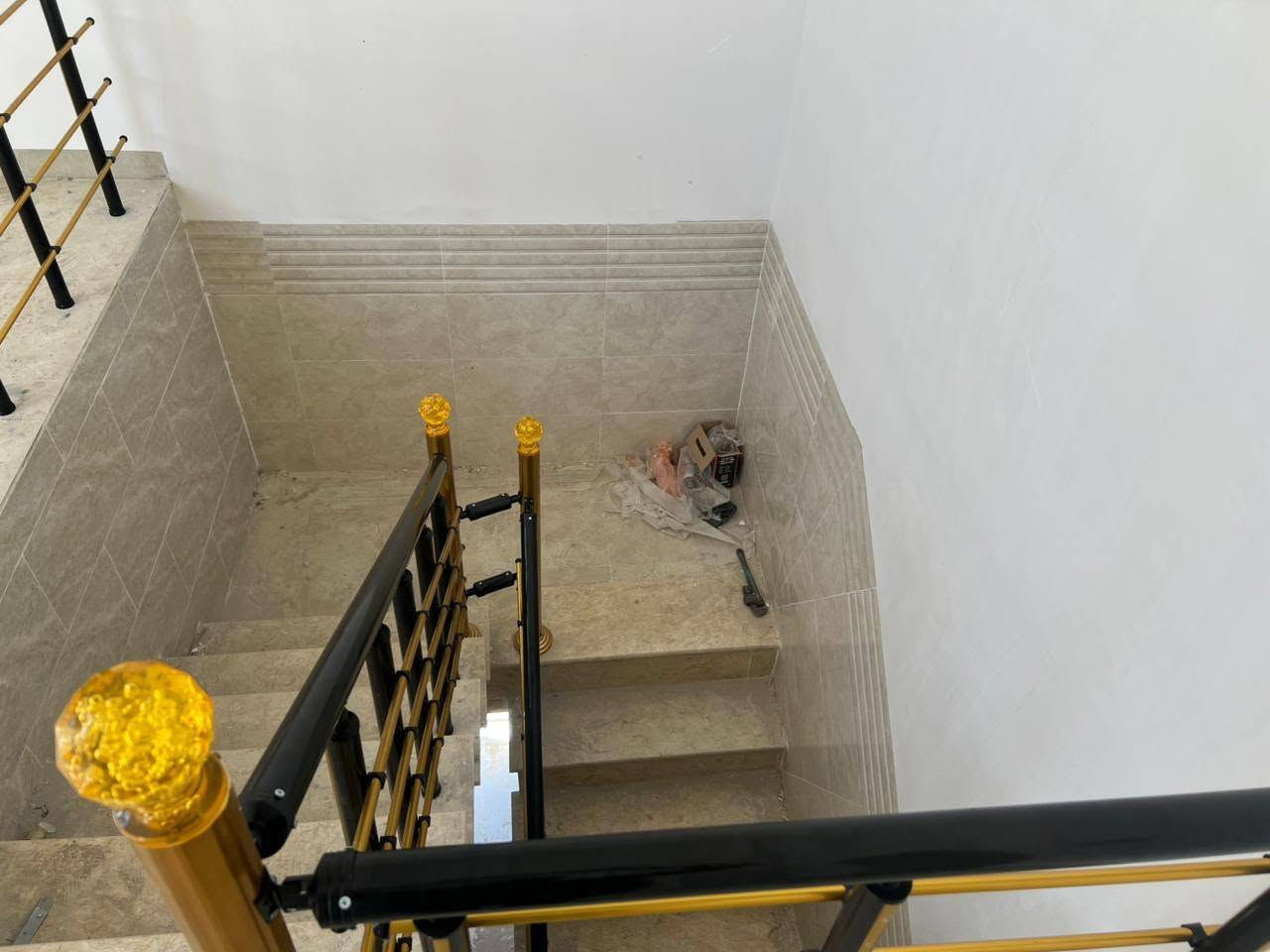 معمل ابن الحجي للالمنيوم  بادارة واشراف هادي ابن الحجي بخدمتكم أحبتي الكرام ***********
✨ تم بعون الله تنفيذ وتنصيب محجر درج لأحد زبائننا الكرام ✨
شغل نظيف، تصميم مرتب، وتنفيذ يفتح النفس 👌
تم استخدام أفضل المواد حتى نضمن الجودة والمتانة لسنين طويلة 💯
🔹 تفاصيل العمل 
✔️ تنصيب دقيق بإيد فريق مختص
نشتغل حسب طلب الزبون وبأدق التفاصيل ✨
وهدفنا دائماً نسلمك شغل يبيض الوجه
عاشت الأيادي أستاذ سيف اكرم الجنابي

