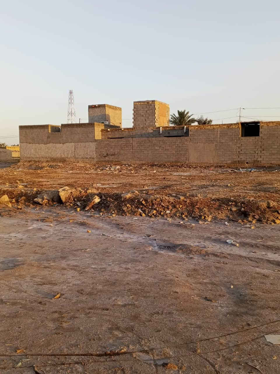 السلام عليكم عندي قطعه ارض زراعي مساحه 400م مدفونه يم جامعه سومر تتوفر بيه ماء وكهرباء وطنيه زائد مولد وقريبه للشارع العام السعر 6800  وبيها مجال بسيط***********

