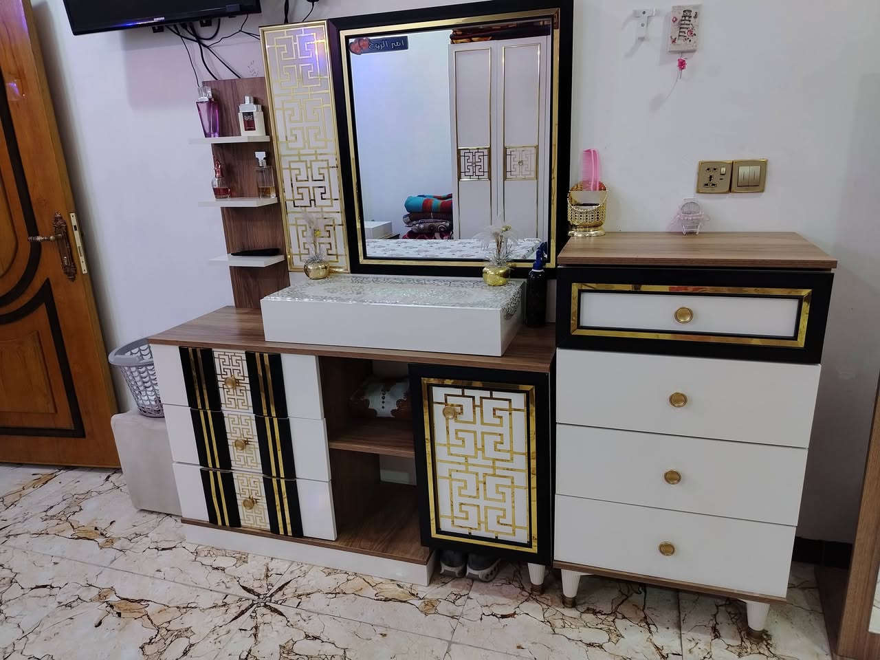 السلام عليكم غرفة نوم للبيع نظيفة استخدامها عام ونصف سعرها 500 وبيها مجال للاستفسار ***********
