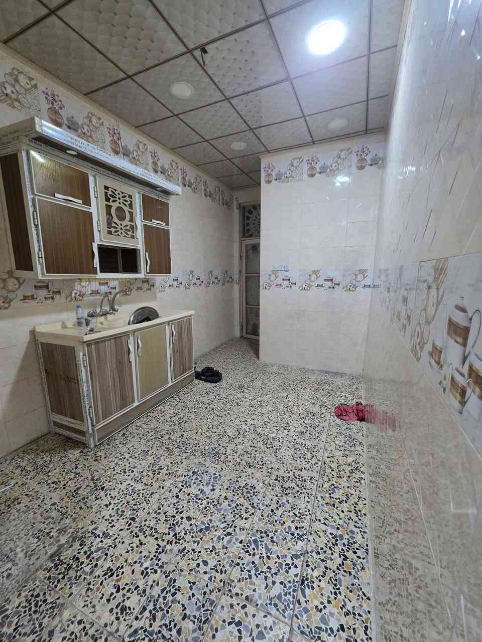اللهم صل على محمد وآل محمد اللهم صل على محمد وآل محمد اللهم صل على محمد وآل محمد دار للإيجار، مؤثث مؤثث المساحة. 100 م في حي ميسان منطقة 22 قريب على شارع الكيات قريب روضة البنفسج. شارع 12 يحتوي الدار الدار على غرفة وصالة ومطبخ واستقبال وصحيات داخلية وخارجية صب. مسلح يحتوي الدار على واير مولدة، وسخان وتانكي. خزان ماء وكيبل بضوء انترنيت مراوح. سقفية عدد 2 تخم قنفات كاونتر جديد. مغاسل عادت 2 ، وفرش الأرضية كمبار سعر الإيجار 350 الف دينار  للاستفسار الاتصال على الرقم التالي ***********

