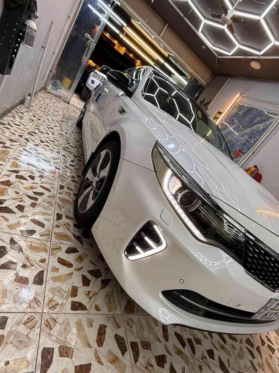 كيا اوبتيما GT Line ( خليجي ) 2016
فول مواصفات 1/1 وكالة خليجي

مكفولة كير ومحرك وصبغ
فقط بيها مكانين بارد صغار

رقم بغداد الجديد
ماشية 85 ألف
محرك 2400

اللون أبيض صدفي
تبريد قطعتين منفصل
بانوراما 3 حركات
ستيرن رياضي D Sport
3 أنظمة قيادة
تدفئة ستيرن
شفتات ستيرن
تحكم ستيرن 4 جهات
4 كامرات مع GPS
جلد قرميدي أصلي تطريز
كشنات كهرباء للسايق والصدر
تخزين وضعيتين ميموري
تدفئة وتبريد الكشنات الأمامية
تدفئة الكشنات الخلفية
حساسات أمامية وخلفية
كشنات جلد لون ماروني
زر لايت
LED أمامي وخلفي ليزر
لايت زينون متحرك مع حركة الستيرن وإظهار النقطة العمياء
رادار جانبي وتنبيه عند اقتراب السيارات
8 إيرباكات
أنظمة قيادة إيكو وسبورت واعتيادي
نظام ABS
مانع انزلاق
نظام AUTO HOLD ونزول منحدرات
3 بصمات مع الصندوق
صندوق ذكي يفتح عند الاقتراب
شاشة 8 إنج لمس
بوصلة وخرائط وملاحة
10 سماعات
بلوتوث مع خفض الصوت أثناء المكالمات
نظام صوت Harman/Kardon مع سبوفر عدد 2
هاند بريك بصمة كهربائي
بردات خلفية أصلية
شحن لاسلكي
إضاءة داخلية بيضاء
مرايا كهرباء شفط وقلاّبة مع إشارة
ماسحات مطر أوتوماتيكية
سنوية وهزة ورقم جديدات

السعر :١٦٩ ورقة وبيها مجال للشراي
مكاني: بغداد
الشراي يتصل على الرقم :
***********
ما متواجد على النت
