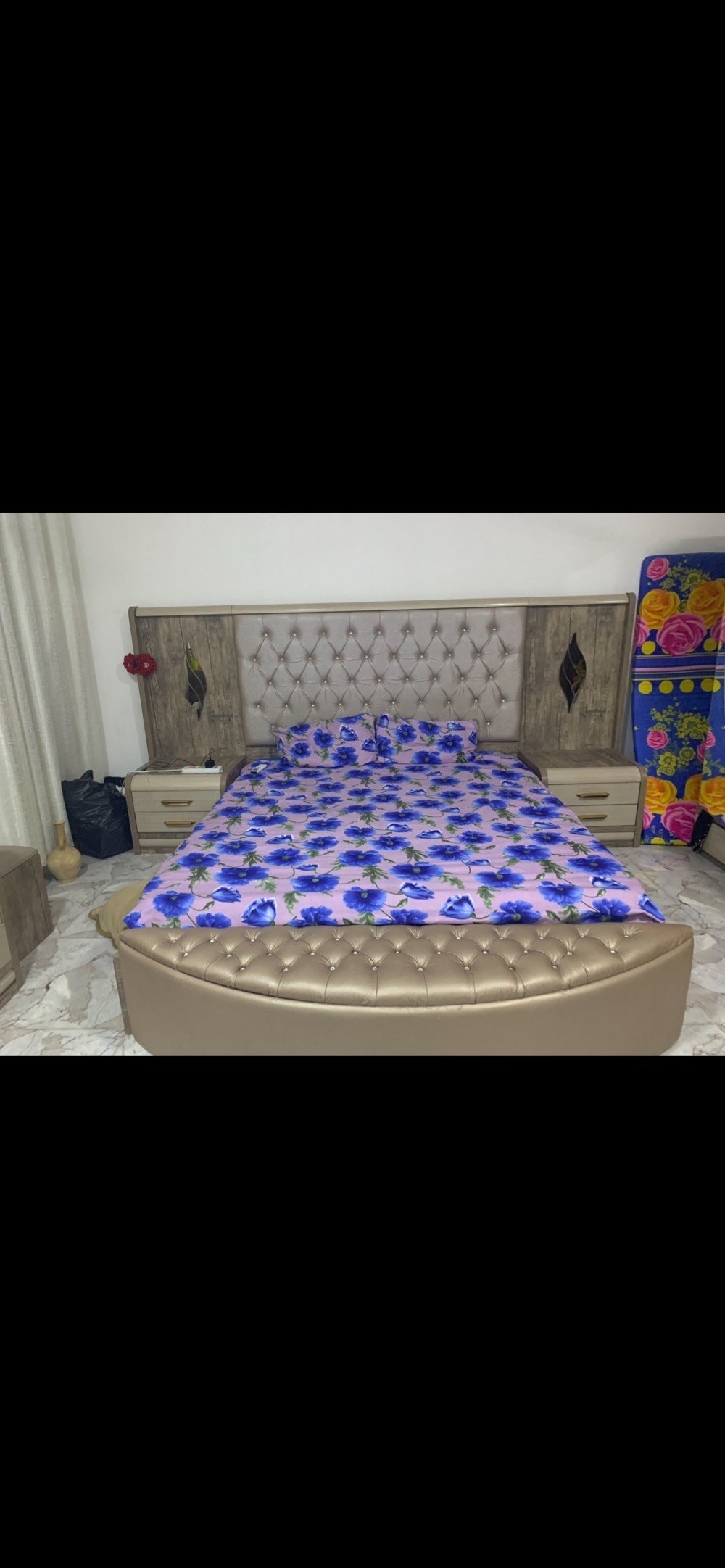 غرفة نوم خشب متين بحالة ممتازة جداً (استعمال نظيف)
طراز مودرن، مصنوعة من خشب متين وعالي الجودة يضمن التحمل والصلابة
تحتوي : سرير بحجم نفرين مع 2 كومدي /كنتور (خزانة ملابس واسع بتقسيمات عملية، ميز تواليت مع كرسي، جزامة احذية انيقة، زاوية، مع ميز بلازما 
السعر عند الشراء ملايين3 ونص 
سعر البيع مليون و400 وبي مجال 

التواصل فقط واتساب: ***********‬