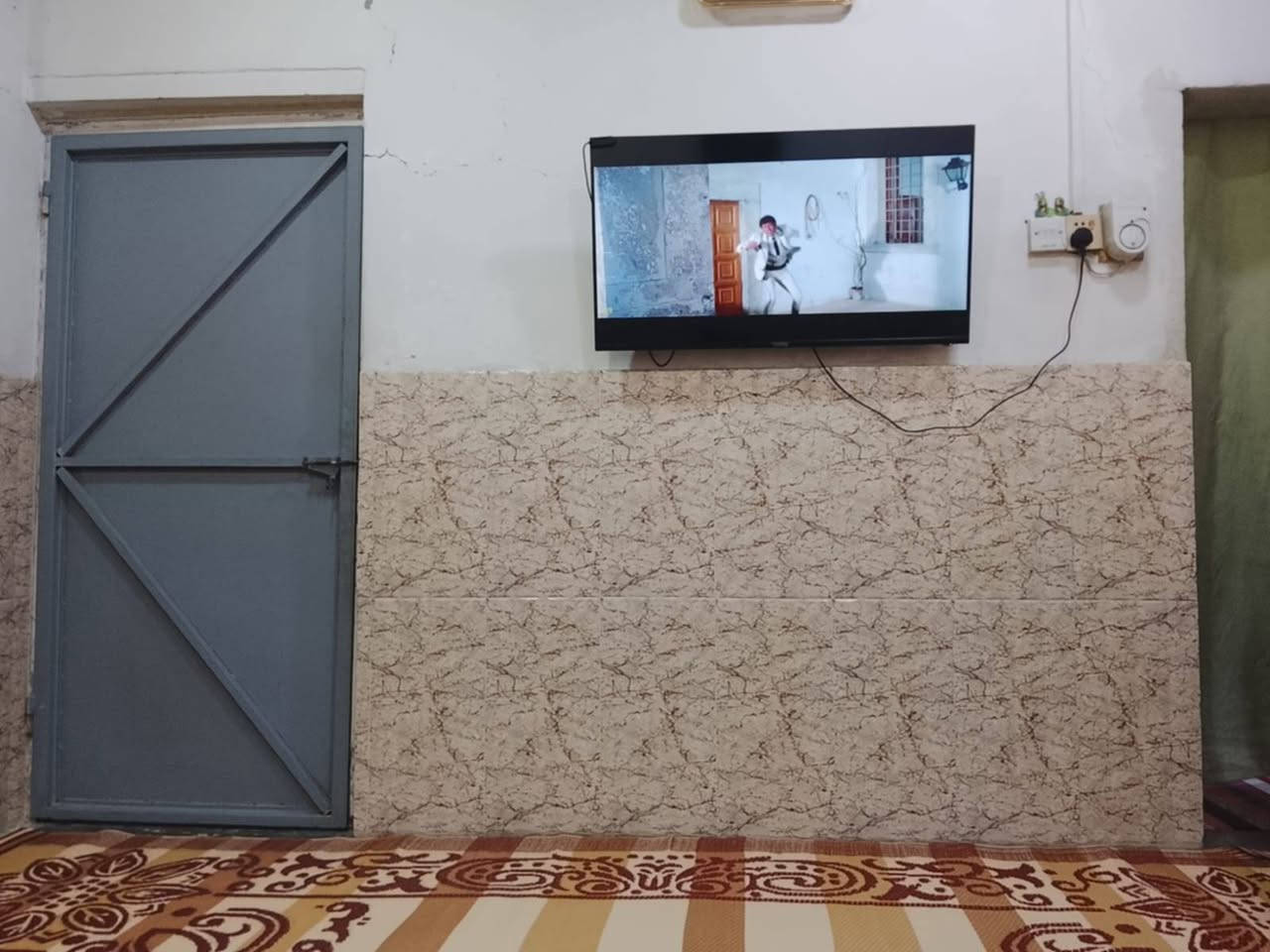 بيت تجاوز للبيع في حي العامل خلف الدفاع المدني مساحة 100 يحتوي على صالة وغرفة نوم ومطبخ وصحيات السعر 22 وبي مجال ***********
