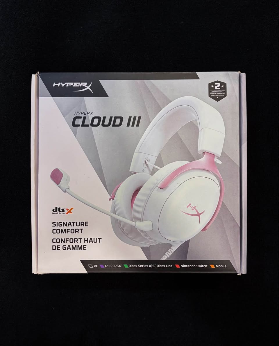 اسم الموديل: HyperX Cloud III (الجيل الثالث الشهير من هايبر إكس)

اللون: أبيض مع لمسات وردية أنيقة (White / Pink)

الأجهزة المدعومة (تشتغل على كل المنصات بلا استثناء):
 الكمبيوتر واللابتوب (PC)  
 بلايستيشن (PS5, PS4)  
 إكس بوكس (Xbox Series X|S, Xbox One)  
 نينتندو سويتش (Nintendo Switch)  
 الهواتف والأجهزة المحمولة (Mobile)

الميكروفون:
 ميكروفون مدمج عالي الجودة بنظام إلغاء الضوضاء (Noise-Cancelling) ونقاء واضحة للصوت أثناء اللعب والدردشة

التوصيل والربط:
 توصيل سلكي مباشر يضمن عدم وجود أي تأخير في الصوت (Zero Latency).
 تأتي مع منفذ 3.5mm بالإضافة إلى محول/وصلة USB-C / USB-A لضمان التوافق مع كل الأجهزة.

يجي وياها قطعة علمود الربط على التلفونات من شركة yesido

السعر 85 وبيها مجال  
المكان بغداد 
توصيل ما عندي 
للتواصل خاص او على الهاتف : *********** بغداد, العراق
