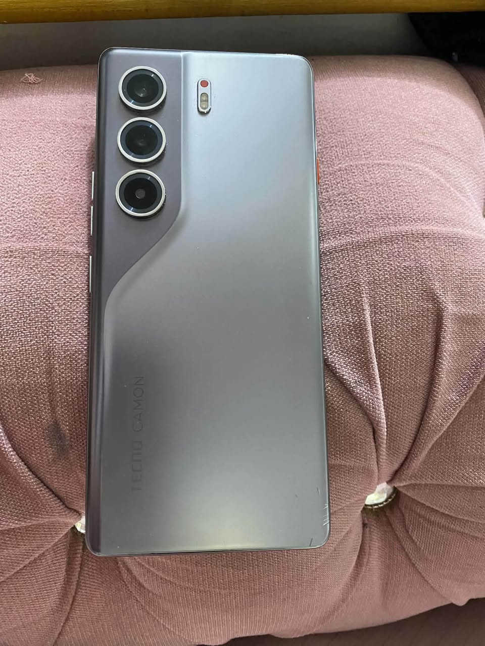 السلام عليكم حبايب تكنو كامون 40 Pro 5G للبيع نضيف فول ماعده الشخط الي بل ضهر  شاحنه ويا بس الكارتون ضايع السعر 310 وبي مجال بسيط مكاني كربلاء حي القادسية ***********
