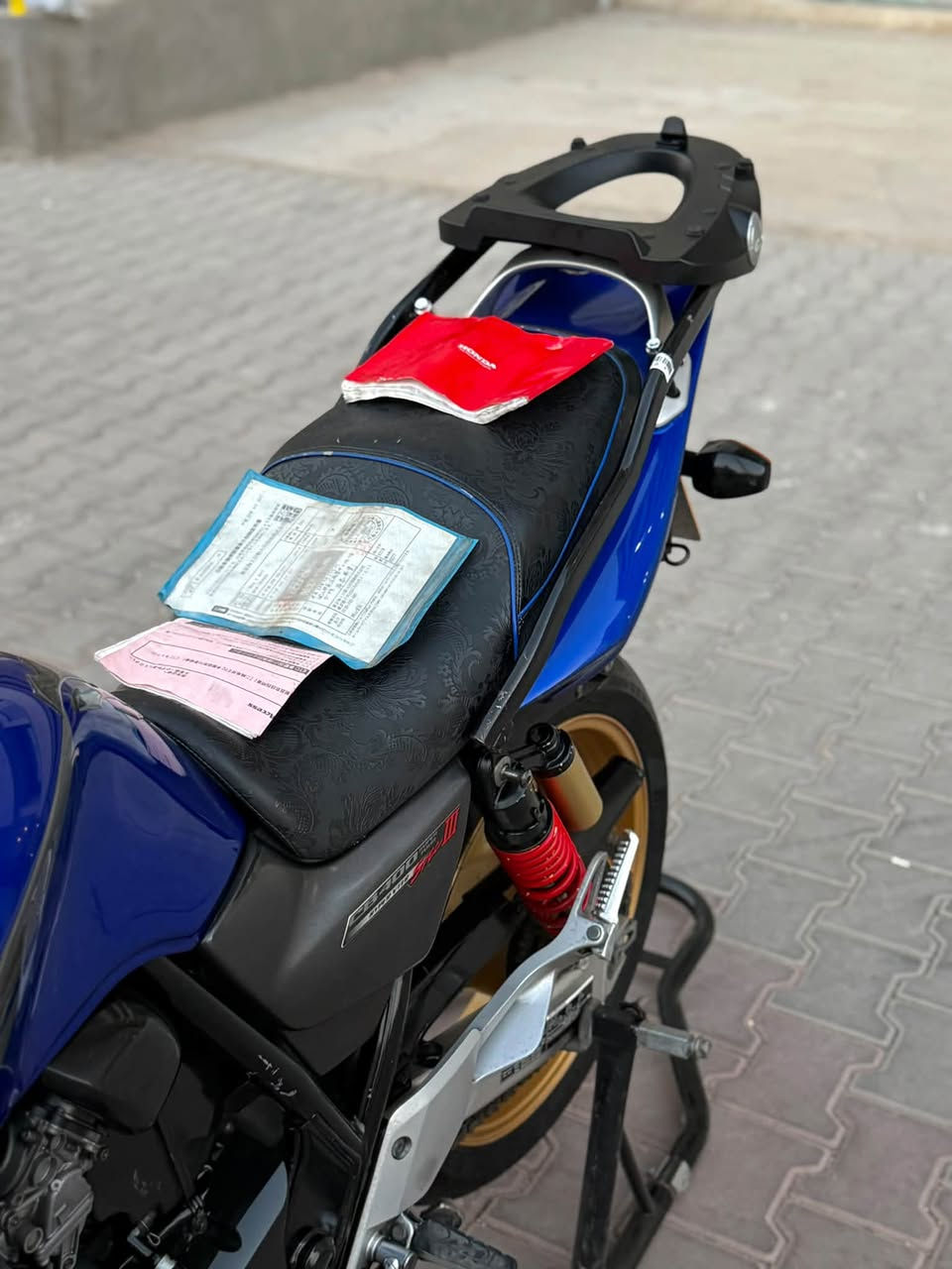 للبيع CB 400 جيل ثالث مال رمبه لوك
موديل ( 2006 ) شخط واحد مابي 
الي يدور جديد وبلكارتون دراجه كفاله عامه كير محرك كابريتر كله بشرط برغي ممفتوح تايرات وزنجيل ودهن جديد كهربائيات كامل مكاني كركوك دراجه بل معرض ماكس موجود اتصل وخادم للطيبين💙
 (( *********** )) توصيل كل محافظات موجود
