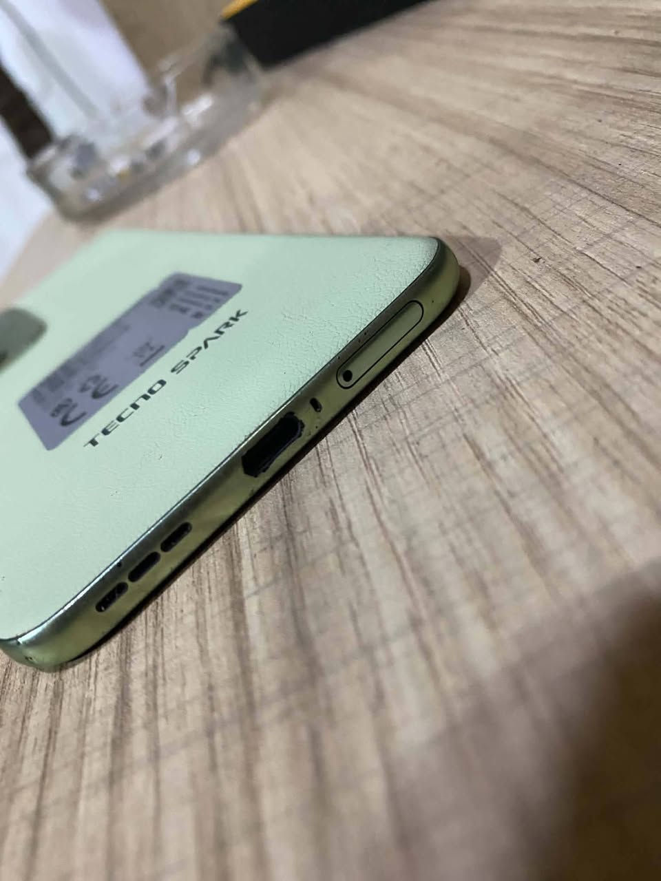 Tecno Spark 40 Pro
- الشاشة: شاشة منحنية (Curved AMOLED) تقدم ألواناً زاهية وتجربة مشاهدة غامرة.
- الأداء: معالج سريع يوفر أداءً متميزاً في الألعاب والتطبيقات الثقيلة مع استهلاك ذكي للطاقة.
- الذاكرة: مساحة تخزين داخلية كبيرة مع ذاكرة عشوائية (RAM) تضمن سلاسة التنقل بين التطبيقات.
- الكاميرا: نظام كاميرات احترافي يلتقط صوراً بتفاصيل دقيقة ووضوح عالٍ حتى في الإضاءة المنخفضة.
- البطارية: بطارية تدوم طويلاً مع دعم الشحن السريع لتستمتع بجهازك طوال اليوم دون قلق.
- التصميم: تصميم عصري وجذاب، خفيف الوزن ومريح في الاستخدام تردد الشاشه 144 هيرتز سعر 250 الف مكاني الدوره المهديه الثانيه رقم ***********
