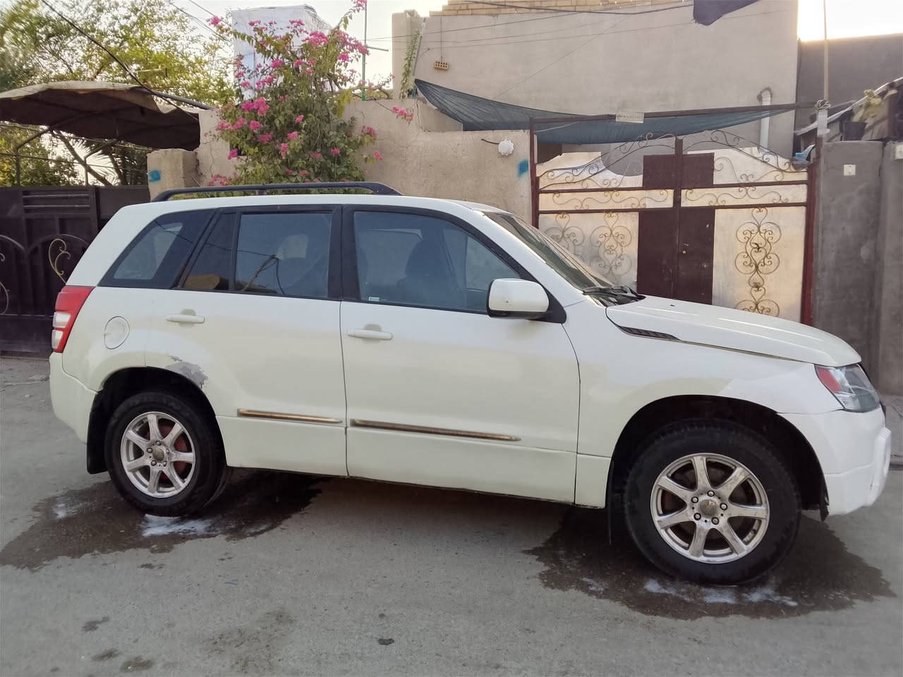 السلام عليكم
من رخصة صاحب المجموعة 
*سيارة سوزوكي كراند فيتارا 2007
*محرك 6سلندر 2700 
*تدفئه تبريد شغال 
*5راكب السيارة 
*تخم تاير جديد 
*كير اتوماتيك 
*السيارة بحالة ممتازة مال بيت ونضيفة 
*مكان السيارة بغداد مدينة الصدر 
*السعر 75 وبيها مجال للشراي 
📞***********
