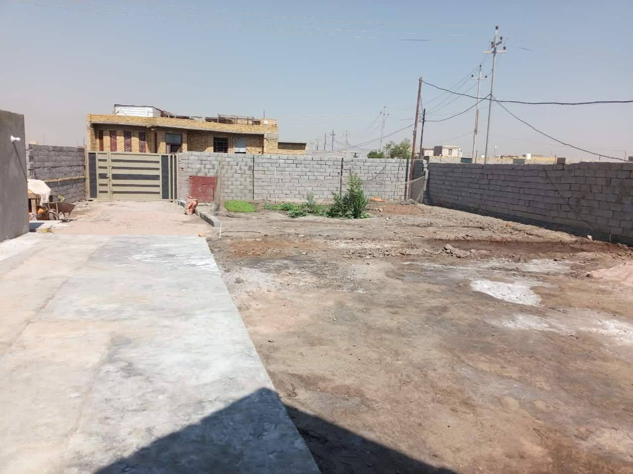 سلام بيت للبيع بحي جوادين نزله الثانيه مساحه البيت 750 بيه 3 غرف و صالتين ومطبخ حار وبارد البيت كامل ومتوفر كافه الخدمات ماء كهرباء مجاري سعر 120 وقابل للتفاوض رقم الهاتف ***********
