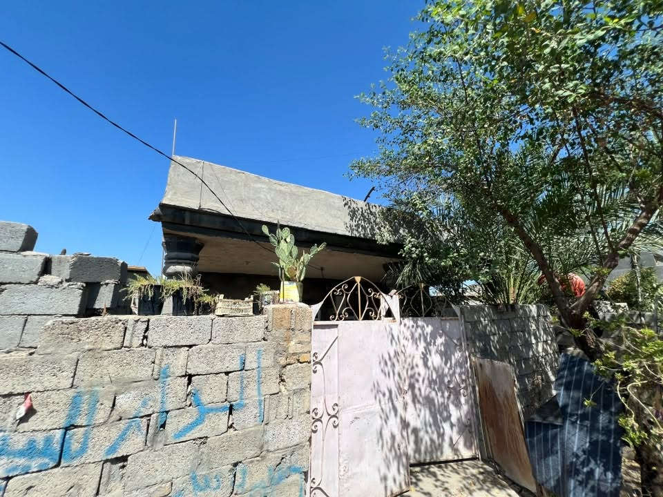 بيت للبيع بحي سكينه مساحه 275 كامل من كلشي 
مضيف وهول وغرفتين ومطبخ وحمامات داخلي وخارجي 
سقف صب السعر خاص او الاتصال على***********

