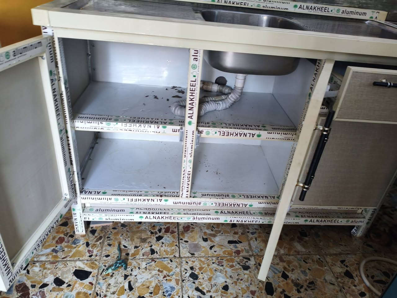 كاونتر 3 قطع
طوله 130 سم 
نضافه 90 بل ميه 
رقم التلفون ***********
