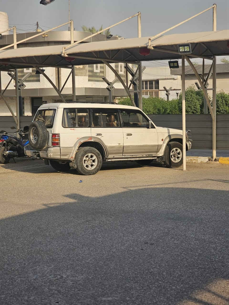 السلام عليكم اخوان باجيرو موديل 94  يسرى بلاد محرك 3000 ففتي بطل الاسود التبريد شغال  يشهد الله ورسوله راديتر تبريد بطل  وغاز شهر الثامن جبتهن بالجيس اضافه لراديتر المي بنهاية الثامن اشتريت جديد  كامله وبالعافية مقدما السعر 45 وبيها مجال للطيبين  ***********
ملاحظات ..1 المنشور يحتوي على مقطع فيديو وعلى صور الخياسات 
2 التبريد شغال بس القطعه الأماميه الخلفيه الفان شغال بس هوه مابيه تبريد 
3 محرك بداية التشغيل بيه صوت تلث ثوان ويروح يشهد الله ورسوله من اشتريتها لحد هاي اللحظه مبي شيء وهواي صرفت عليها ومن تجي تقتنع تطلع بيها عيب منا منا فدوة الك اوكعلك واهم شيء مرضاة الله ومو باجر تحجي عليه وتصير ذمه اخي
