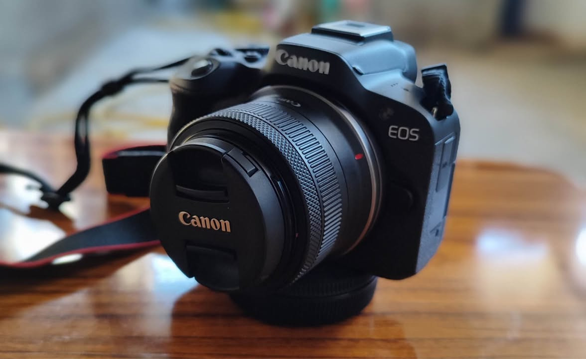 📸 للبيع كاميرا Canon EOS R50 – حالة شبه جديدة ✨

كاميرا احترافية وخفيفة، مناسبة للتصوير الفوتوغرافي وصناعة المحتوى والفيديو، وتتميز بجودة عالية وتركيز سريع ودقيق.

🔹 دقة 24.2 ميغابكسل
🔹 تصوير فيديو 4K بجودة ممتازة
🔹 نظام تركيز تلقائي سريع مع تتبع للوجه والعين
🔹 شاشة لمس متحركة ومناسبة للتصوير والفلوغات
🔹 خفيفة وعملية وسهلة الاستخدام
🔹 الحالة: شبه جديدة ونظيفة جدًا
🔹 الاستخدام قليل والمحافظة عليها ممتازة
🔹 خالية من الأعطال أو المشاكل وجاهزة للفحص والتجربة

📦 الملحقات كاملة:
[العدسة – البطارية – الشاحن – العلبة – الحزام – الذاكرة]

💰 السعر: 750,000 د.ع
📍 العنوان: الديوانية قرب المعهد
📞 للتواصل: ***********

كاميرا ممتازة لمن يريد دخول عالم التصوير الاحترافي أو صناعة المحتوى بكاميرا حديثة وقوية، وحالتها قريبة جدًا من الجديدة.
البيع بسبب عدم الاستخدام / التفرغ، والسعر قابل للتفاوض بالمعقول. ديوانية, القادسية

