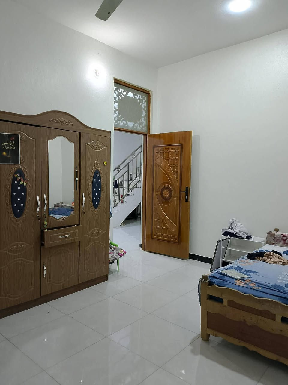 السلام عليكم بيت بناء حديث طابقين الطابق الارضي غرفتين وهول ومطبخ واستقبال ومجمع صحيات اما الطابق الثاني يحتوي غرفتين وصاله وصحيات العنوان حله طهمازيه فرع المدرسه خدمات متوفره مساحته 200 الاستفسار الواصل ع الرقم ***********
