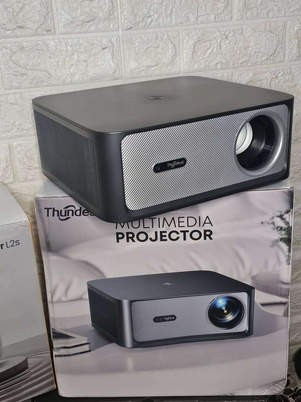 داتاشوو عملاق 3000Ansi 😍داتاشوو من شرکة ThundeaL نسخة TD98PRO
ThundeaL TD 98 Pro 
3000Ansi 
30000Lumens 
Google TV
Android TV
HDR 10 PLUS
یدعم خاصیة MEMC 😍
سماعاتة المحیطیة Dolby Audio 30W
100 الف ساعة عمرة عدسة
دقة نهاریة لایحتاج مکان مضلم 🤩
متوفر جدید غیر مستخدم 
الي یرید راسلني علی واتساب ; ***********
واحد من افضل و ارقی نوعیات داتاشوو ل کل العالم 😍

نص مكتوب في الصور:
- ThundeAL Home Stop Apps Click to speak 18:00 4K Support 2*15w Speaker Auto Focus 3000 Ansi Lumens Favourite apps NETFLIX prime video Google Play Store +
- ThundeaL 4K 4K decoding 2G+32G MEMC Support 3000 Ansi Lumens
- 15 Вт*2 динаміки. Захопливий 3D стереозвук. 15 Вт*2 DSP технологія Панорама VR на 360° 3D стерео Басова діафрагма
- ADVANTAGES OF TD98 PRO PROJECTOR 4K Support 20000:1 30000 Lumens/3000Ansi 1080P WiFi 6 BT 5.4 BT - Compatible 2+32G 100000 hours Long-Lasting Lamp Life Zoom 50%-100% MEMC HiFi Speaker 15W*2 HD 2.0 support HRD HD-ARC Auto Focus Auto keystone Intelligent obstacle avoidance Auto Curtain Entry
- Native 1920*1080P Projector 3000 ANSI brightness and support 4K decoding Image Noise Reduction +30% Brightness MEMC EMHANEO CLARITY REVIVIFICCATION 4K 4K decoding HDR IC+ Ours 1080P 30000 Lumens 20000:1 contrast others 1080P 15000 Lumens 10000:1 contrast