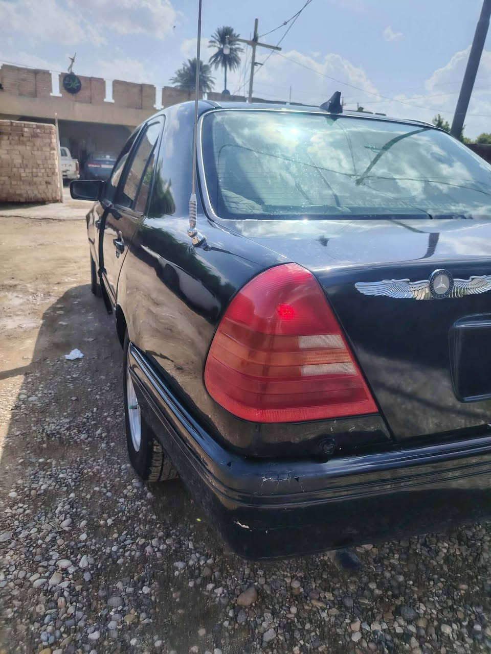 سلام عليكم 
مارسدس c200 للبيع    او مراوس حسب القناعه 
موديل 1994
رقم بغداد 
محرك محور VVT 3000.  كير ومحرك جدد بس سياره بيه دخانه بل كبس القوي 
حداديه جديده  
جام تحكم كهرباء 
تبريد نقص فريز فقط منضومه جاهزه 
السياره جاهزه من كلشي 
السعر45وبيه مجال
مكان السيارة الصويره 
للاستفسار ***********
