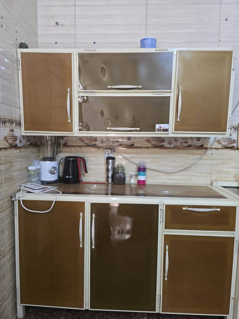 ثلاجه حجم ٢٤ كبيرة سعرها 225
كاونتر ٣ قطع ب 175 
سخان ٥٠ الف 
بلازما 85
طباخ 75
كلة جديد صار ٥ اشهر مشتريته 
لا مصلح ولابي عيب 
وبعد عدي غسالة 
وبنكات 
و قنفات بس مستعمله بيها عيب
و كاربت*********** يوجد توصيل
