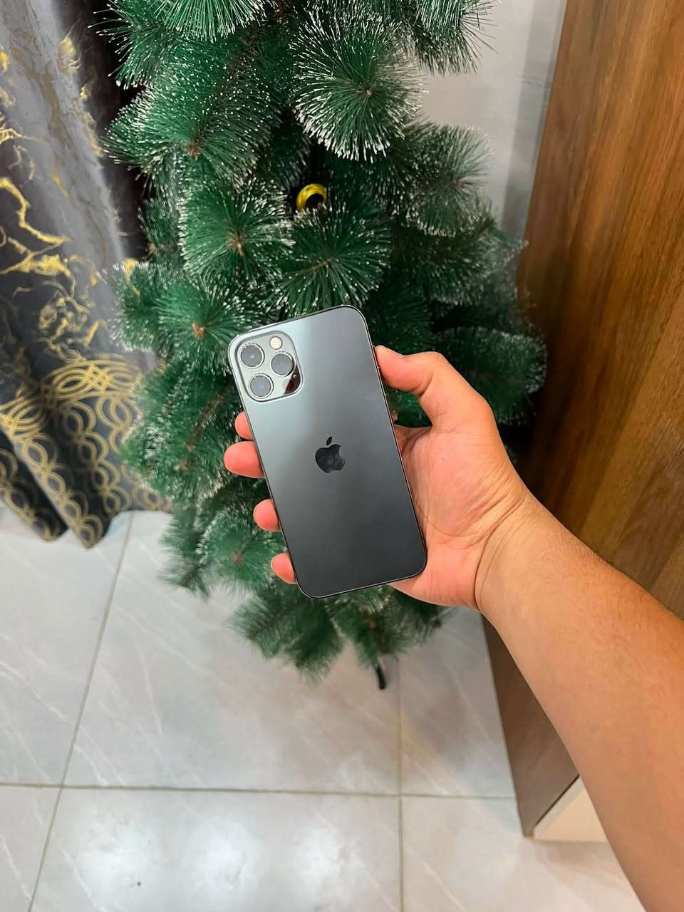 iphone 12 pro فقط 
بطاريه 93 معلايه 
جهاز مكفول من الفتح جهاز نضيف وجديد واكرتونه وياه وكيبل شحن اصلي 
مع 5 كفرات هديه جهاز انضف من الصوره
نموذج m امريكي مساحته 128 تك خط
مكاني سماوه السعر 325  
***********
