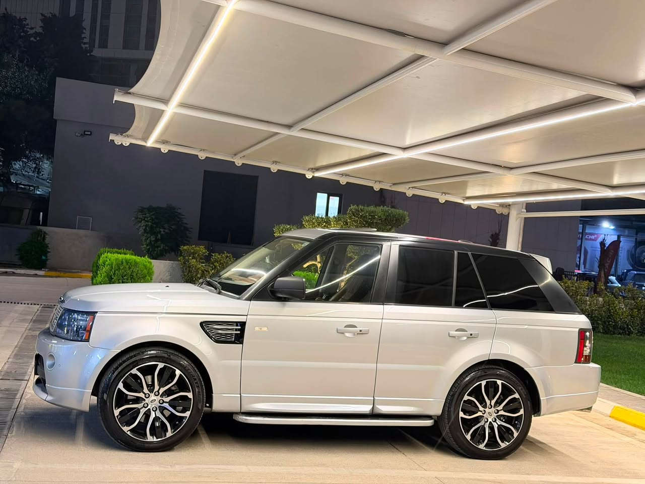 ‏Ranj Rover  2012 sport
‏‎نرخى  ١٣٨  ورقه مجال بسيط 
عليها غرامه ٢٥ ورقه  ينزل من سعر 

‏‎موسفات خليجى  
‏‎مه كينه ى ٨ بستونى بى سوبره مه رغوب
‏‎موصفات فول 

‏‎سلايد 
‏‎هه زار روشتوە  ٢٠٠ 
‏‎كوشن جلدوناو 
‏‎كوشن كاره باو خه زن 
‏‎سوكان فوليوم 
‏‎گير ئوتوماتيك و عادى و سبورت
‏‎موصفاتى ره نج مه عروفه .......
_______________________________________
‏‎گيرو مه كينه ى به شه رت يه ك خه له لى تيانيه بى نو قسانيه ته بريد و تاقم بيشى به شه رت 
‏‎ده بله كانى جوبه و به رزيو نزمى زور مه زبوته
‏‎هه موو گيانى به شه رت افروشن 
‏‎سه ياره كه ره قه م  هه وليره شرط تحويل او وكاله 
_______________________________________
‏‎سه ياره كه  بوياغ   دوو بست ناوكرتن بى ارباك بى سارد باقيات هيجى نيه

‏‎سعر138ورقه و مجاليكى  كه م 
***********
**************************

‏Ranj Rover sport  2012

‏‎سعر ١٣٨
عليها غرامه ٢٥ ينزل من سعر 

‏‎ بيها ٢شبر  صبغ بدون دواغل صبغ اوربى بدون بارد بشرت سونر 
 
‏‎فول مواصفات
‏‎رانج روفر سبورت 
‏‎ موديل 2012
‏‎ماشيه  
‏‎محرك ٨ سلنر بدون سوبر اقوي محرك 
شرط فحص مامفتوح  دينار مصرف ماعنده
-----------------------------
‏‎مواصفات 
‏‎سلايد
‏‎سترين تحكم
‏‎داخل جلد  
‏‎كشنات جلد كهرباء و خزن
‏‎كير اوتوماتيك و عادي و سبورت
‏‎اربع نضام دفع رباعي
‏‎دبلات جبريس حسب رغبه تريد سياره عاليه وناصيه
‏‎بريك بصمه 
____\_____________________________
‏‎كير و محرك بشرط مابي اي نواقص
‏‎تبريد بشرت ثلج
‏‎ صدر كل بشرط مابيها نواقص

‏‎سياره رقم اربيل  شرط تحويل او وكاله 
____________________________________
‏‎سعر ١٣٨  مجال بسيط ما كو هيجي بالسوق 

‏‎مكان سياره سليمانيه  او جمجمال 

‏***********
