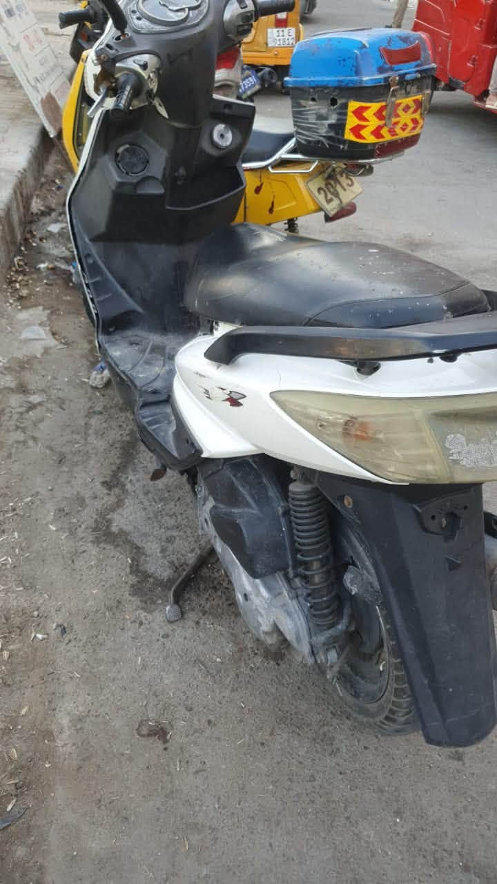سلام عليكم سكنس فحل كابريتر دراجه نكره بكل وقت سلف واحد شغل وطلع دراجه شوفه العين يرادله ترتيب مال والدي رايد يبيعه سعره 425 وبيه مجال للطيبين دشبول طافي مكان بغداد مدينه صدر ***********
