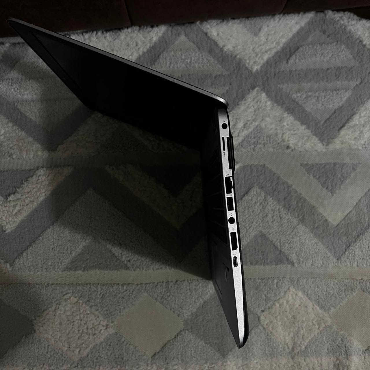 لابتوب HP EliteBook 840 للبيع 💻
جهاز نظيف وشغال ممتاز، مناسب للأعمال والدراسة والاستخدام اليومي.
المواصفات:
المعالج: Intel Core i5-6300U (الجيل السادس)
الرام: 8GB DDR4
التخزين: SSD بسعة 238GB (سرعة إقلاع عالية)
الشاشة: 14 إنش
نظام التشغيل: Windows 10 Pro (مرخص أصلي)
البصمة: يدعم بصمة الإصبع
يشمل البيع:
✅ الشاحن الأصلي
✅ حقيبة اللابتوب
الحالة: ممتاز، شغال بدون أي مشاكل، جاهز للاستخدام مباشرة.
السعر: [300الف وبيها مجال ]
📞 للتواصل: [***********]
