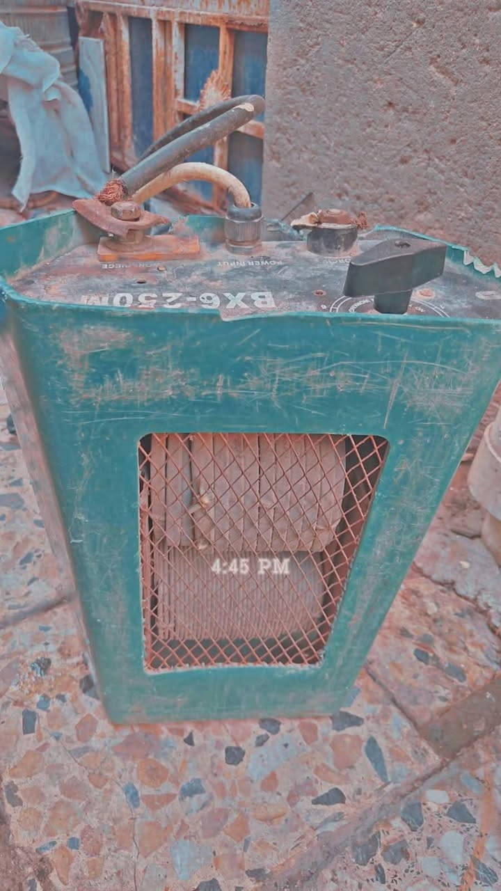 ماكنت لحام للبيع ملف نحاس 
***********

نص مكتوب في الصور:
- 4:45 PM