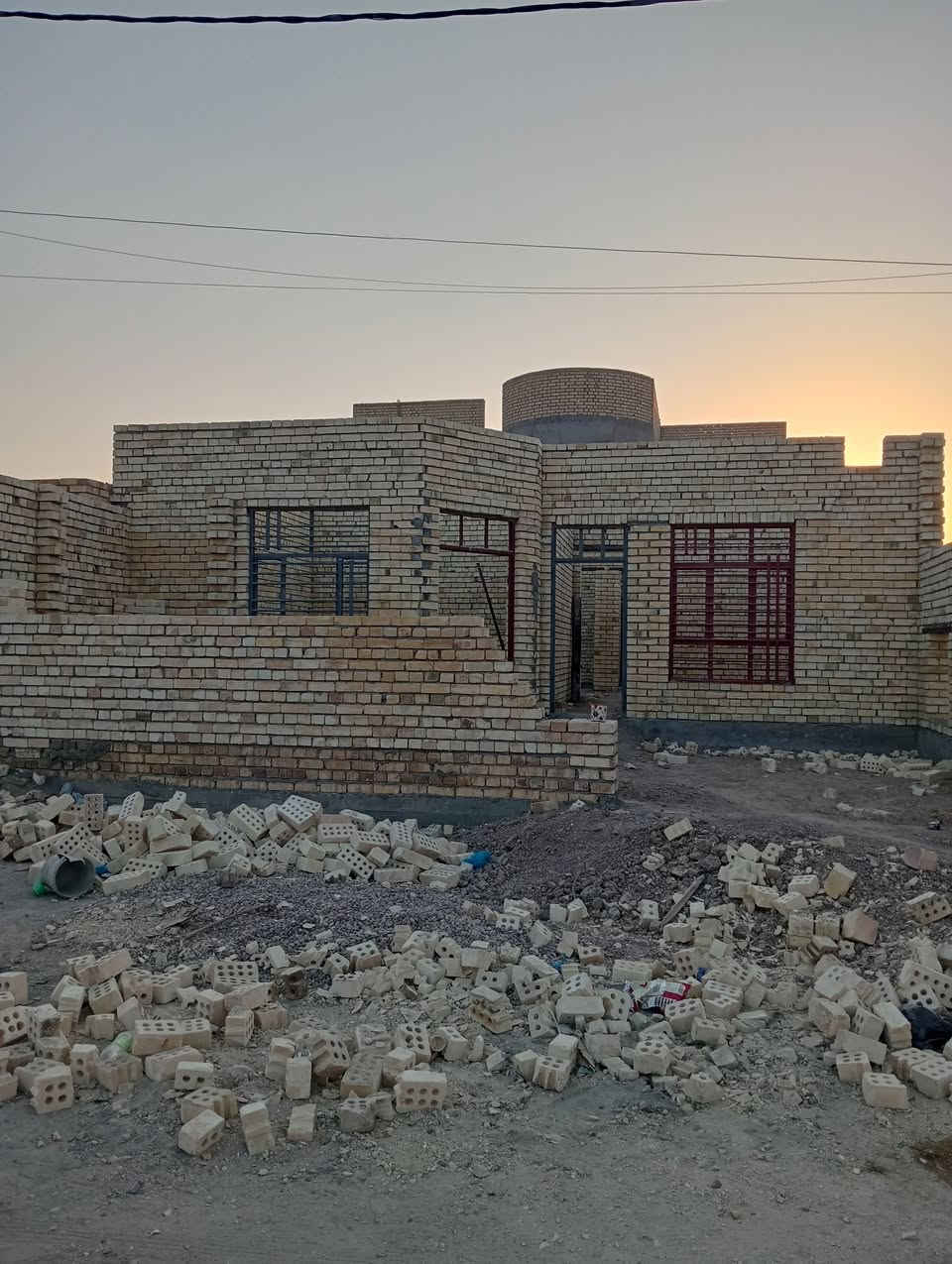 سلام عليكم بيت للبيع المساحه 200 متر مجمع المصلاوي بيت واصل لصب بيبان شبابيك بنيانه  طابوق فني اللستفسار اتصال ع الرقم ***********
