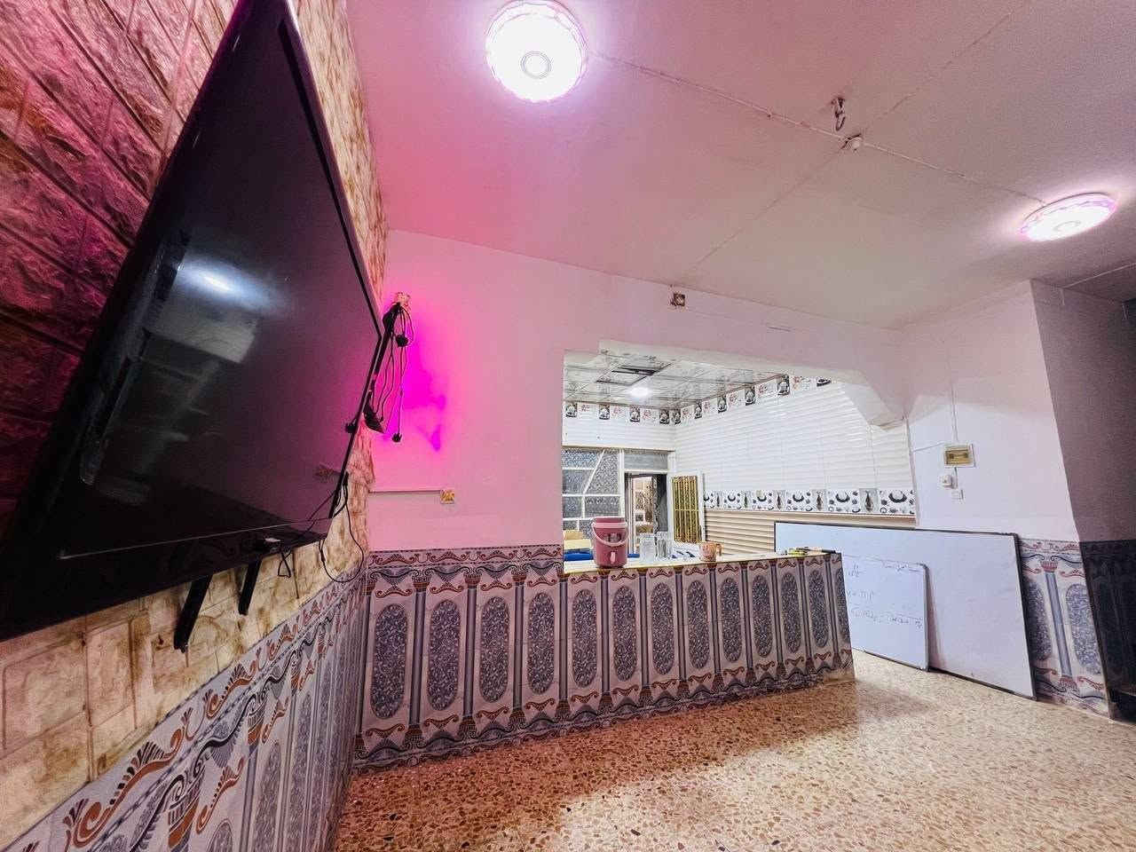 بيت للبيع مساحة ١٦٥ متر طابو صرف يحتوي على غرفتين وصالة واستقبال ومطبخ ويحتوي البيث على محلين  ركن قريب على الشارع الرىيسي مكان البيت الطبكة.. علما أن المحلات  مؤجرة حاليا وتوجد أيضا كافة الخدمات للإستفسار أكثر الإتصال على الرقم ***********
