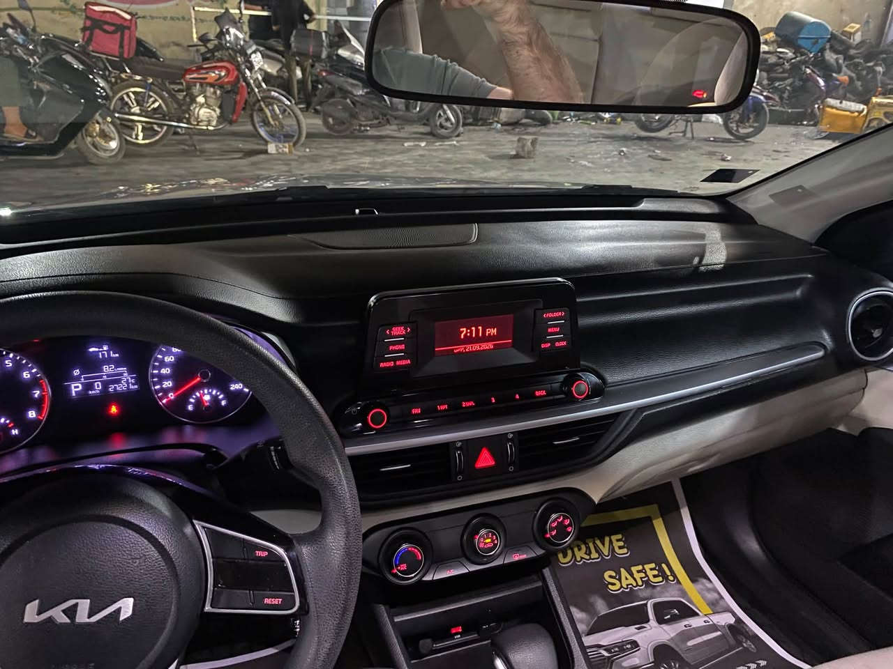 للبيع كيا سيراتو موديل 2022 خليجي محرك 1600 ماشية 27000 كم حساس امامي وخلفي خمسة ويل كب سلايد روف اشاير بالمري تحكم ستيرن السعر 170 ورقة مكاني بسماية بدون حادث للاستفسار الاتصال على *********** واتساب
