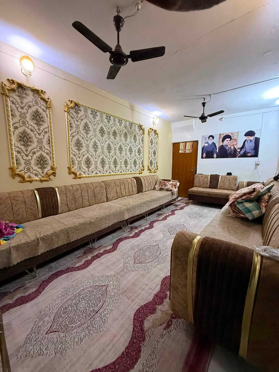 بيت للبيع 100متر بشارع سوق بين المقرنصين غرفه نوم وصاله ومطبخ واستقبال وصحيات بسعر 40 مليون مع مجال مكتب حازم البديري ***********
