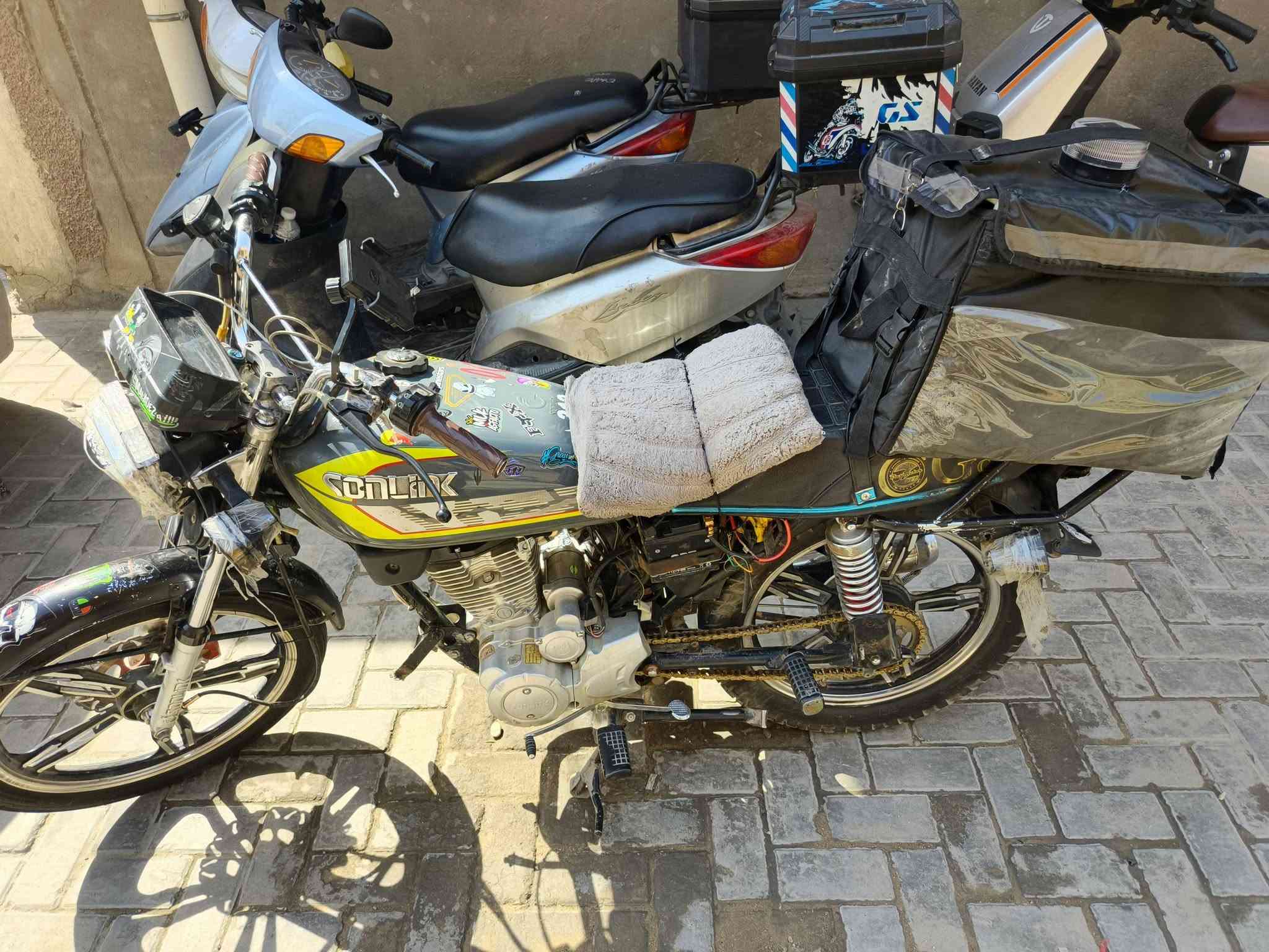 سلام عليكم دراجه من اكلك مال جناي تاخذه مكفول محرك كهربائيات كلشي  مميزات
اوراق ورقتين تطابق مع رقم شاصي نقطه مهمه ✔️ 
دهن امزويل كل ١٥ يوم 
مع فلتر بانزين وشوته وبلك كل ١٥ يوم ادامه عامه 
محرك ٢٠٠ سيسي 
دشبول الكتروني ماشيه ٣٢ كيلو مدري جكد حساس باتري رون سرعه 
لايت عالي يطلعلك خلقه الشارع كلها
لايت خارجي ولايت اساسي 
دراجه بل شكل احلى من الصوره 
٥ كير سرعه قصوى ١٦٠ لكن مقفوله من شركه على سرعه محدده للامان 
دراجه مشتغل دلفري بيها فقط اسبوعين وبهاي الاسبوعين مشيت ٣٢ كيلو وجاهزه للشغل مكفوله من لاخير
النواقص
اشاير عطلانه وبكلايت وتك صفاحيه فقط فقط مو تجيني بعدين تكلي ما كتلي
وباقي مكفول مكاني الحريه *********** 
سعر ٧٠٠ بيها مجال دراجه نضيفه مابيها اي شي بس اشاره يمين وبكلايت وتك صفحه دراجه مال جناي

