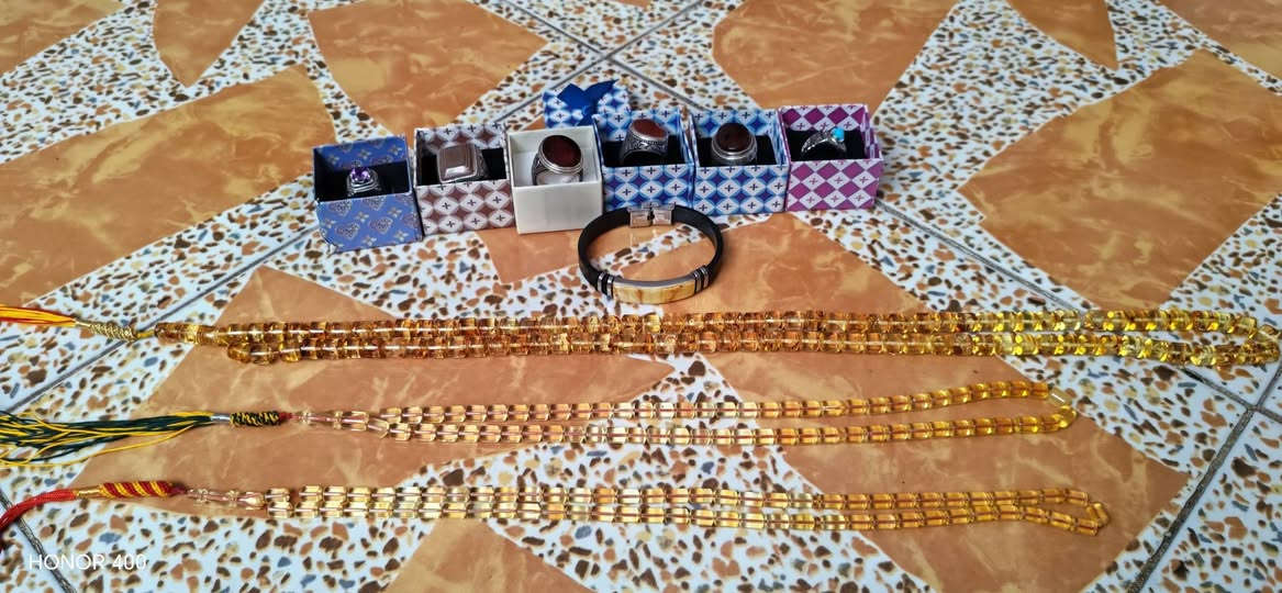 السلام عليكم ورحمة الله وبركاته خواتم صياغه ثقيلة بحريني لعارف وبي هم واحد حجة واحد الكوفي ٧ خواتم ومسابح ٣ عطش وحده كلش ثقيلة وكبيره و ٢ متوسطات أسوار كهرب للبيع شلعه قيم بالي يرظي رب العالمين ***********
