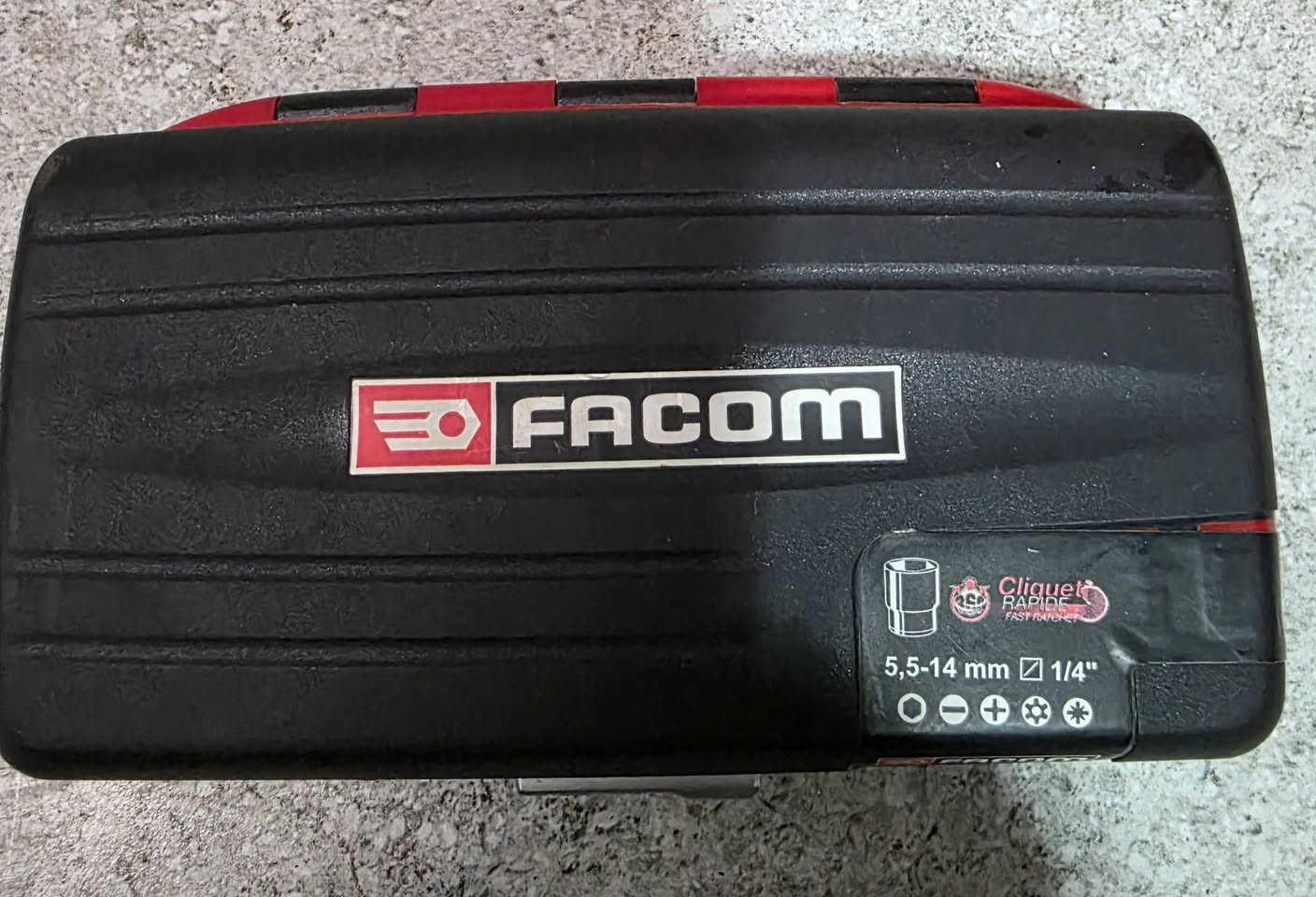 ​"للبيع، أحسن ماركة بالعالم فاكوم (Facom)، هاي السيتات بـ 650$، كلهن سوة نبيعهن."
