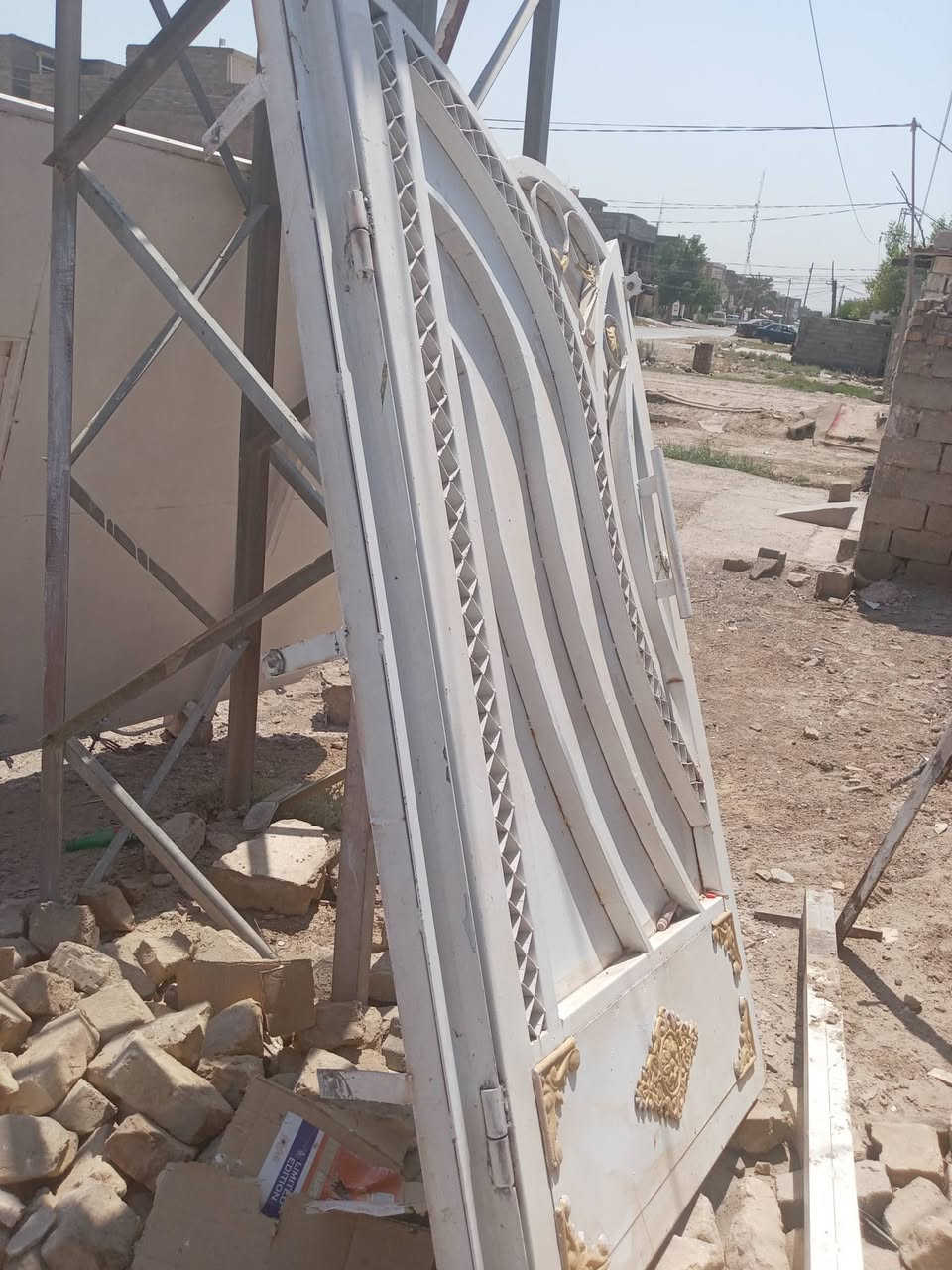 سلام عليكم باب سليت طلقتين بعدها جديده مستخدمه شي قليل المكان ديالى بعقوبه التحرير الحولي السعر 300 وبيهه مجال رقم ***********
