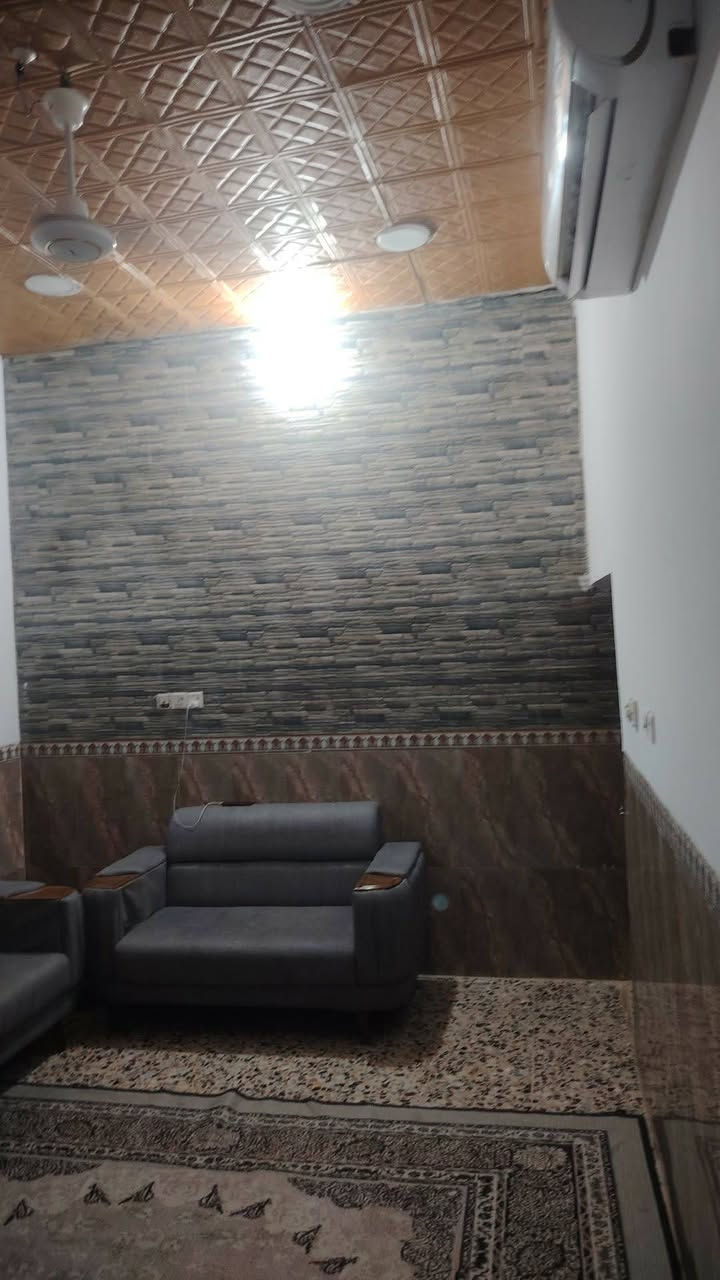 بيت للبيع حي الغدير 100 م طابقين ***********
