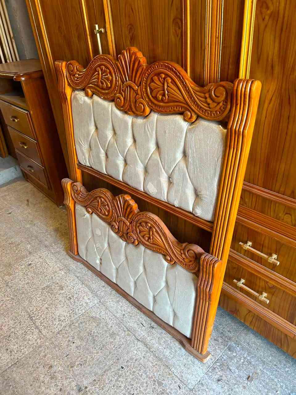 تخت نفر للبيع جديد زان مصري عرض خاص الواحد ب125✨✨🛎🛎
صاج زان مصري حفر شغل توصي ثقيل  كشن بلوك✨6 رجلين 
العرش متر الطول مترين 
للاستفسار الاتصال على الارقام 
اسيا 📞(***********)
كورك📞  (***********)
عنواننا 
الحدباء معرض ابو حسون قرب مرطبات البحرين ❄️⭕️⭕️
