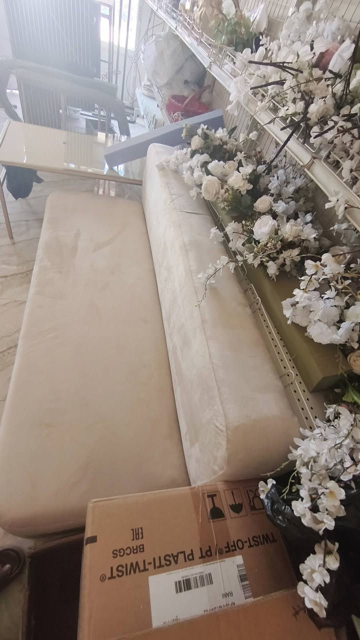 مسويه بيدي درجه اوله  ولخشب بلاويد والقماش والسفنج الضل نوعيه طول ١٧٠ وعمق ٦٠ نضيفه ومامستخده  ابد ابد ابد وماعندي توصيل 
مكاني ديالى 
***********
